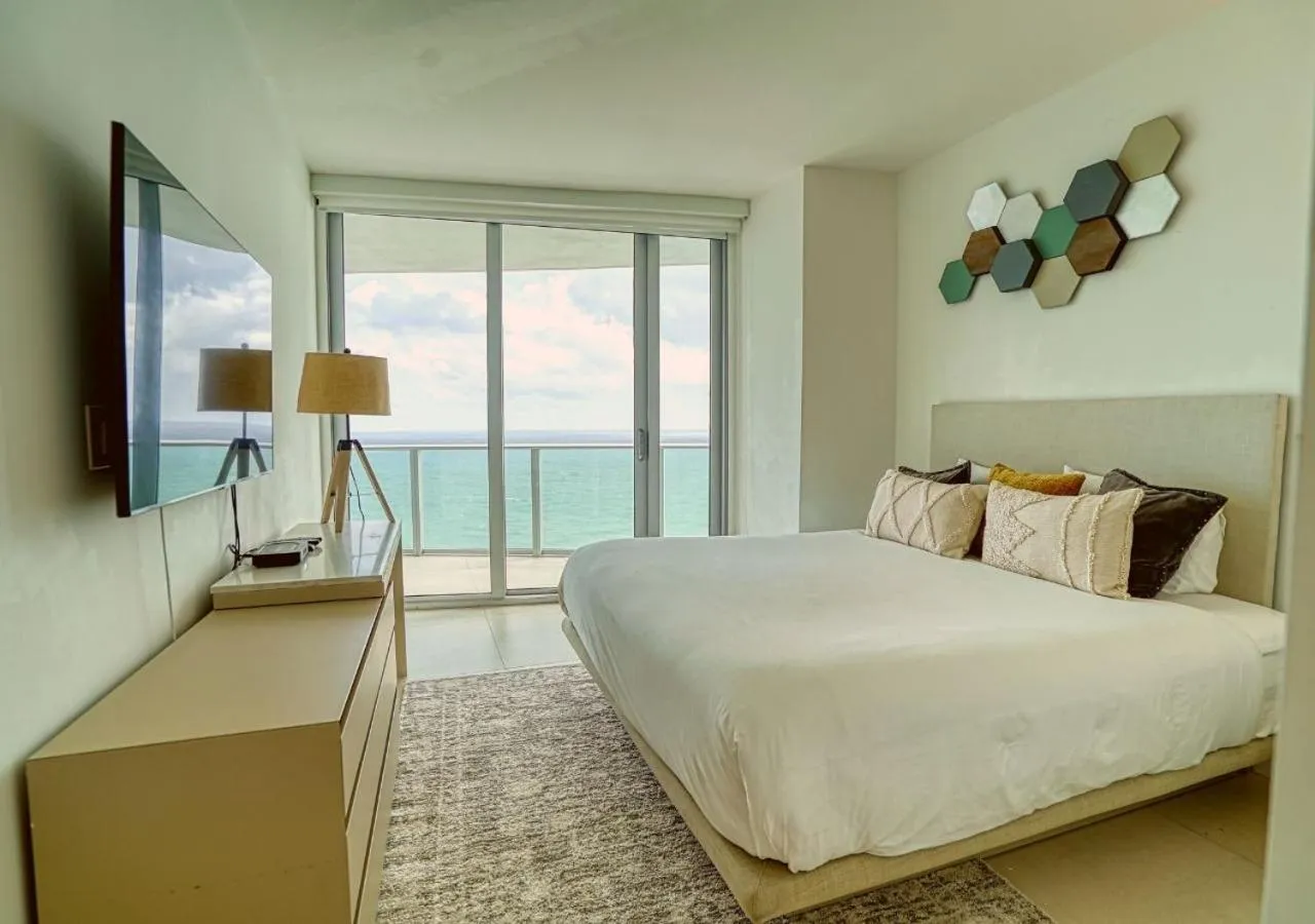 Bed in Hyde Resorts on Miami Hollywood by MRA