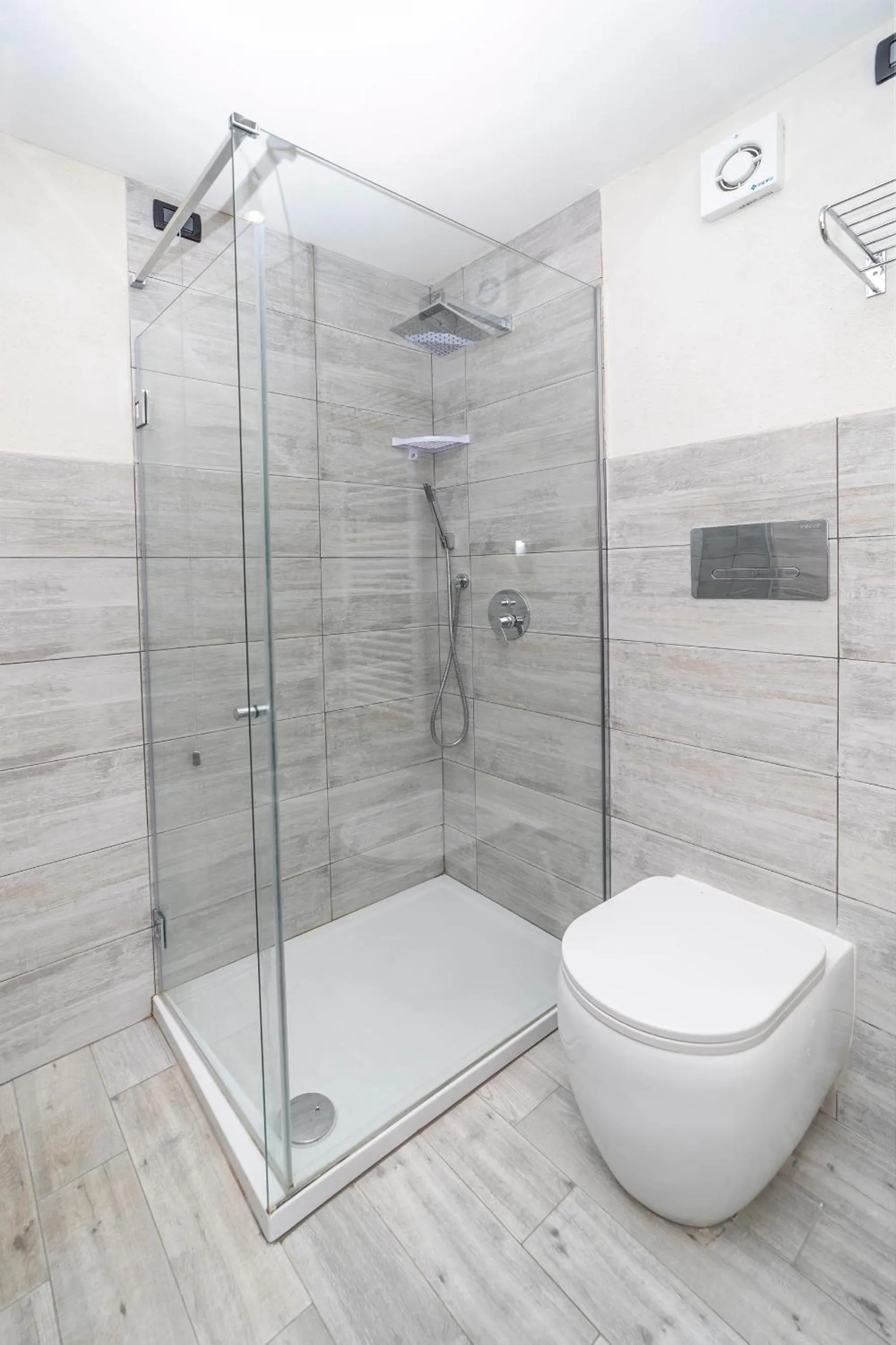 Shower in Hotel Du Col