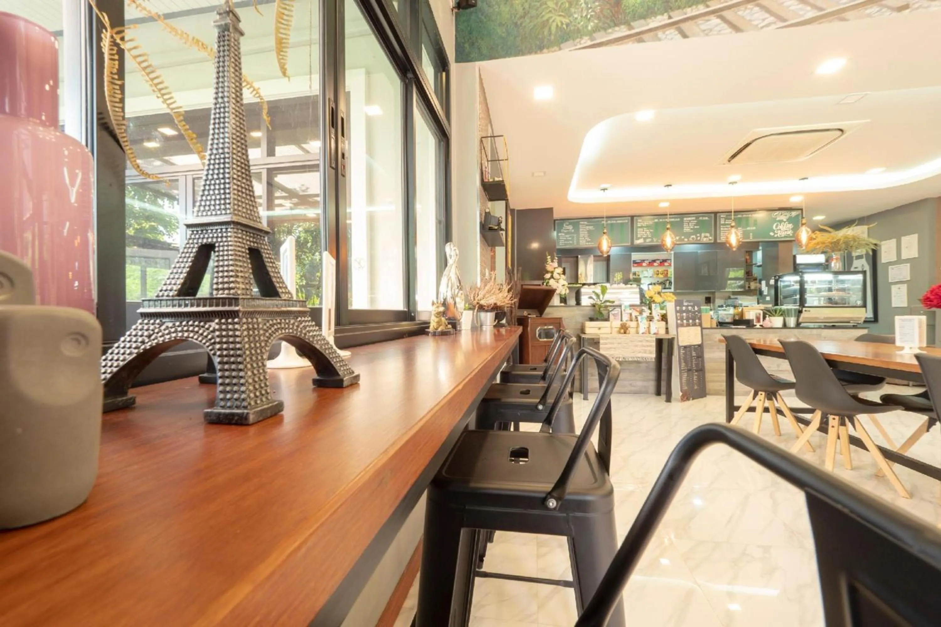 Restaurant/places to eat in Capital O 75378 Thawapee Resort