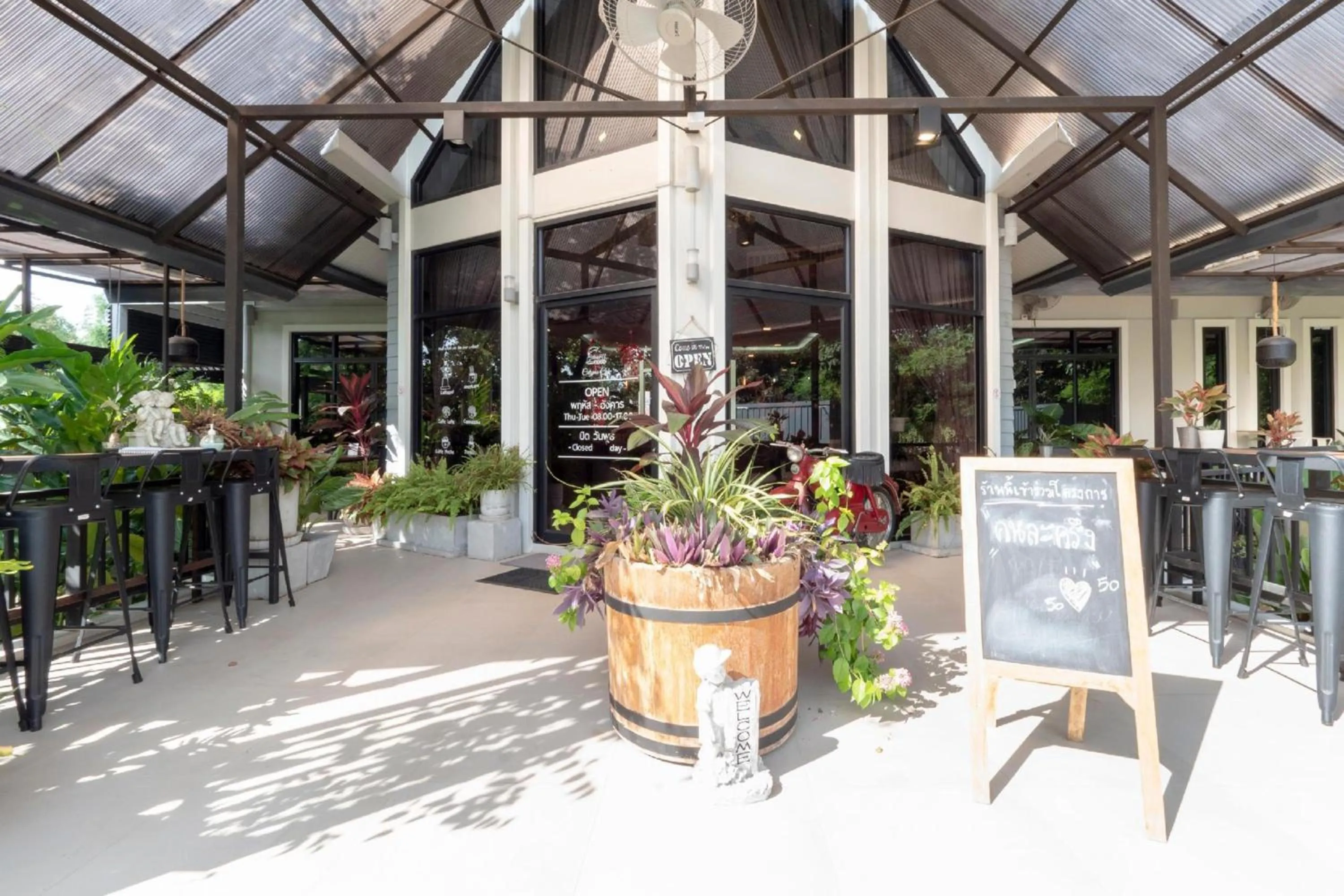 Restaurant/places to eat in Capital O 75378 Thawapee Resort