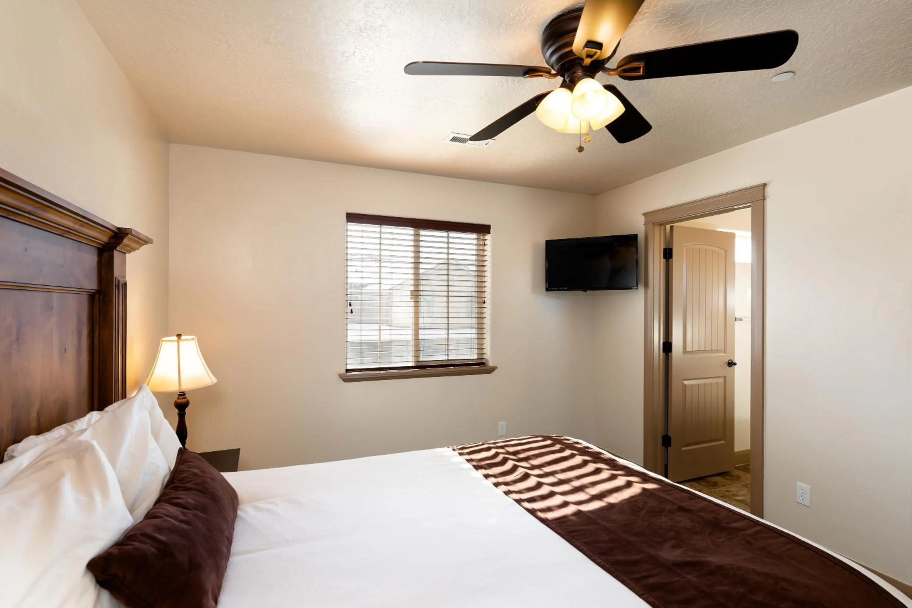 Bedroom, Bed in Duchesne Suites