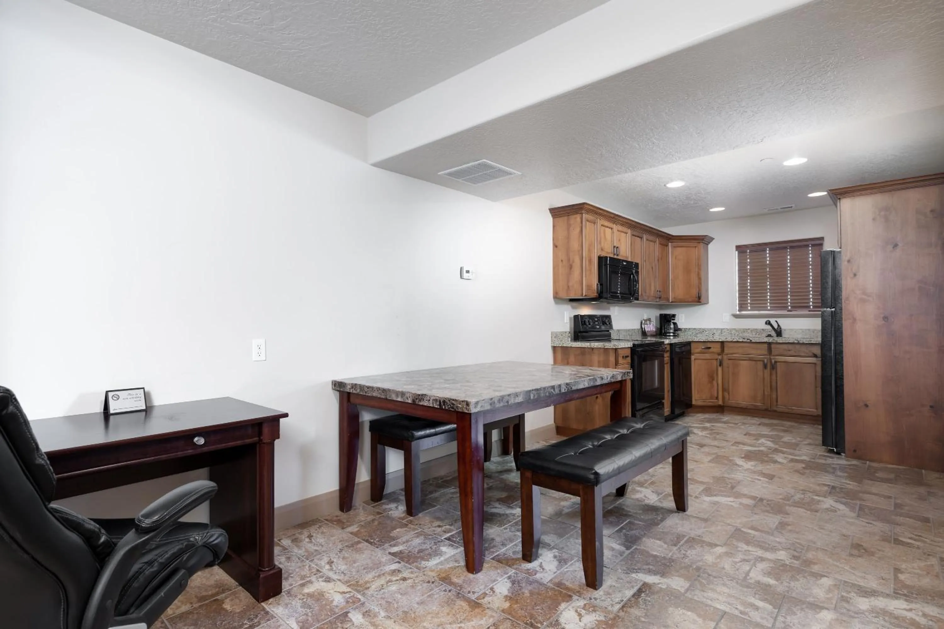 Kitchen or kitchenette in Duchesne Suites