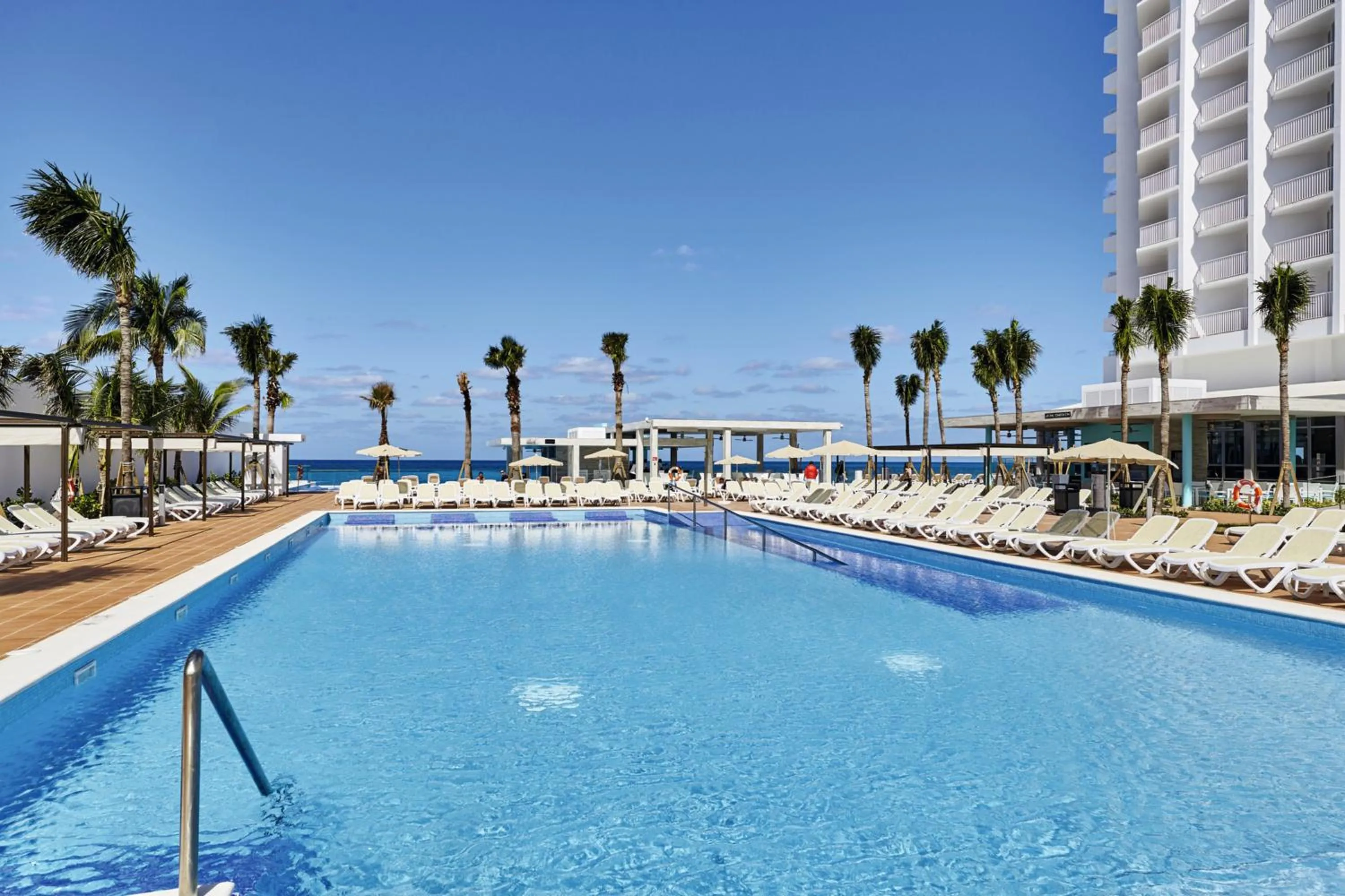 Swimming pool in Riu Palace Paradise Island - Adults Only - All Inclusive