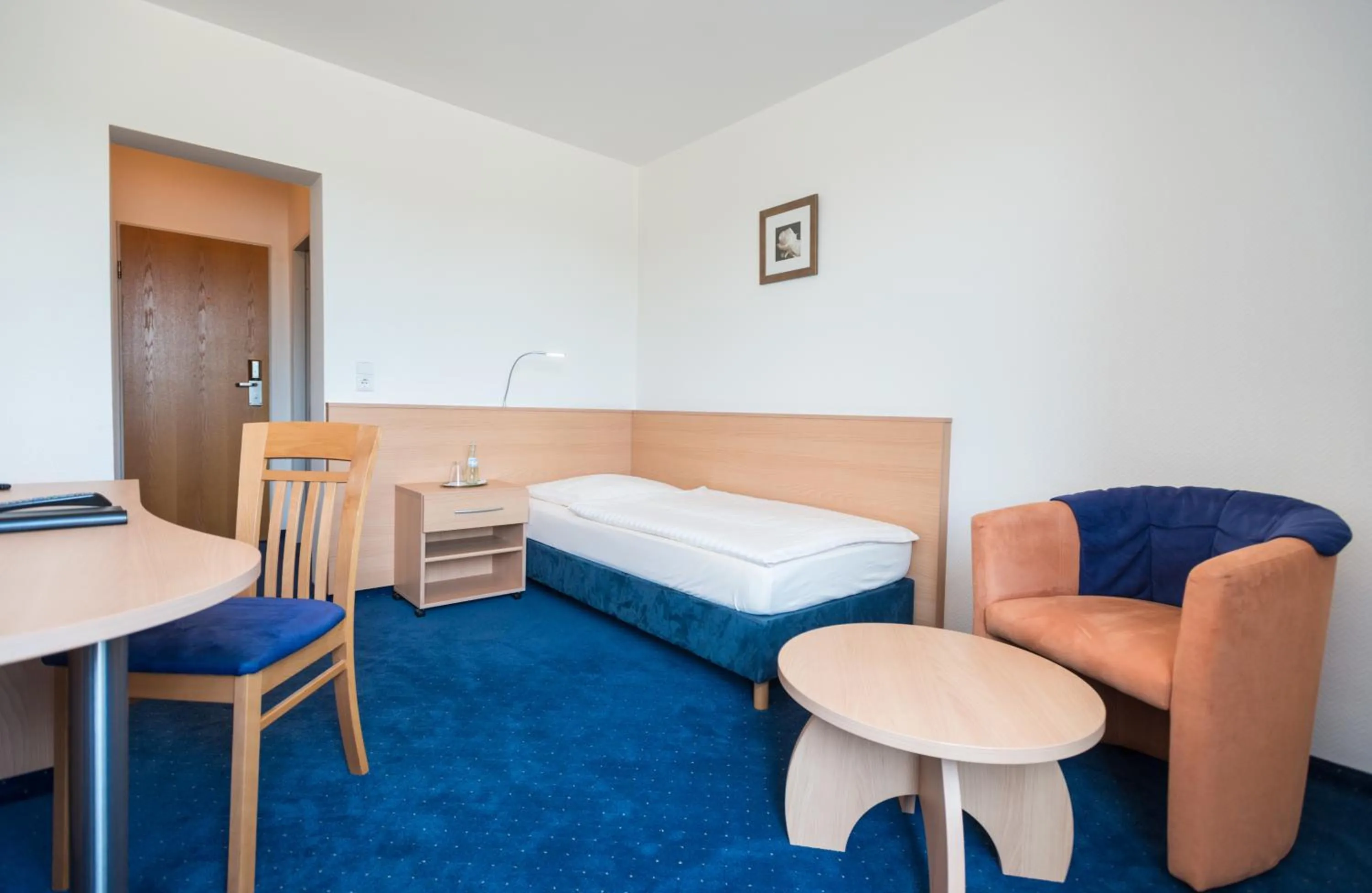 Photo of the whole room, Bed in Rheinterrassen Hotel Café Restaurant