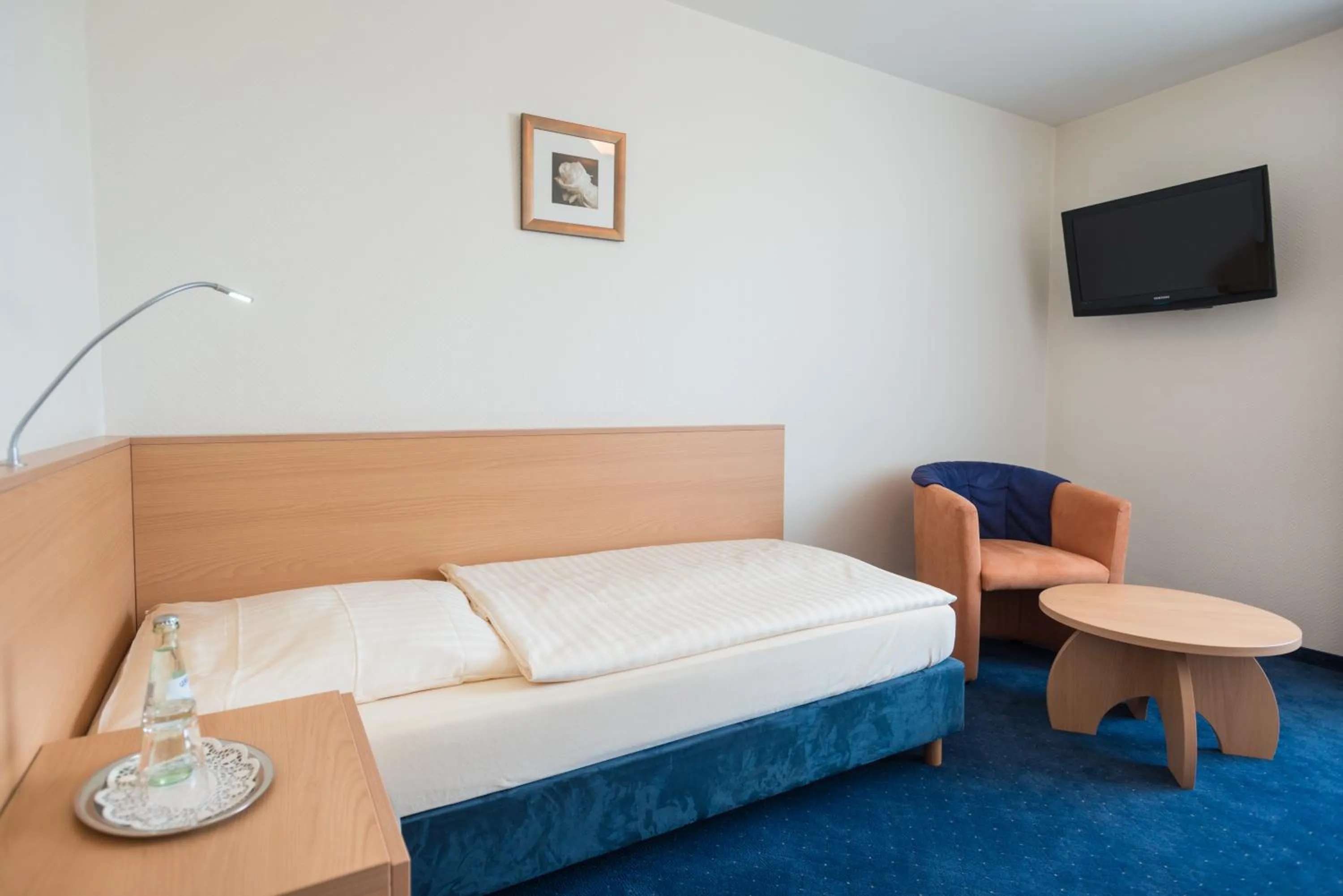 Photo of the whole room, Bed in Rheinterrassen Hotel Café Restaurant