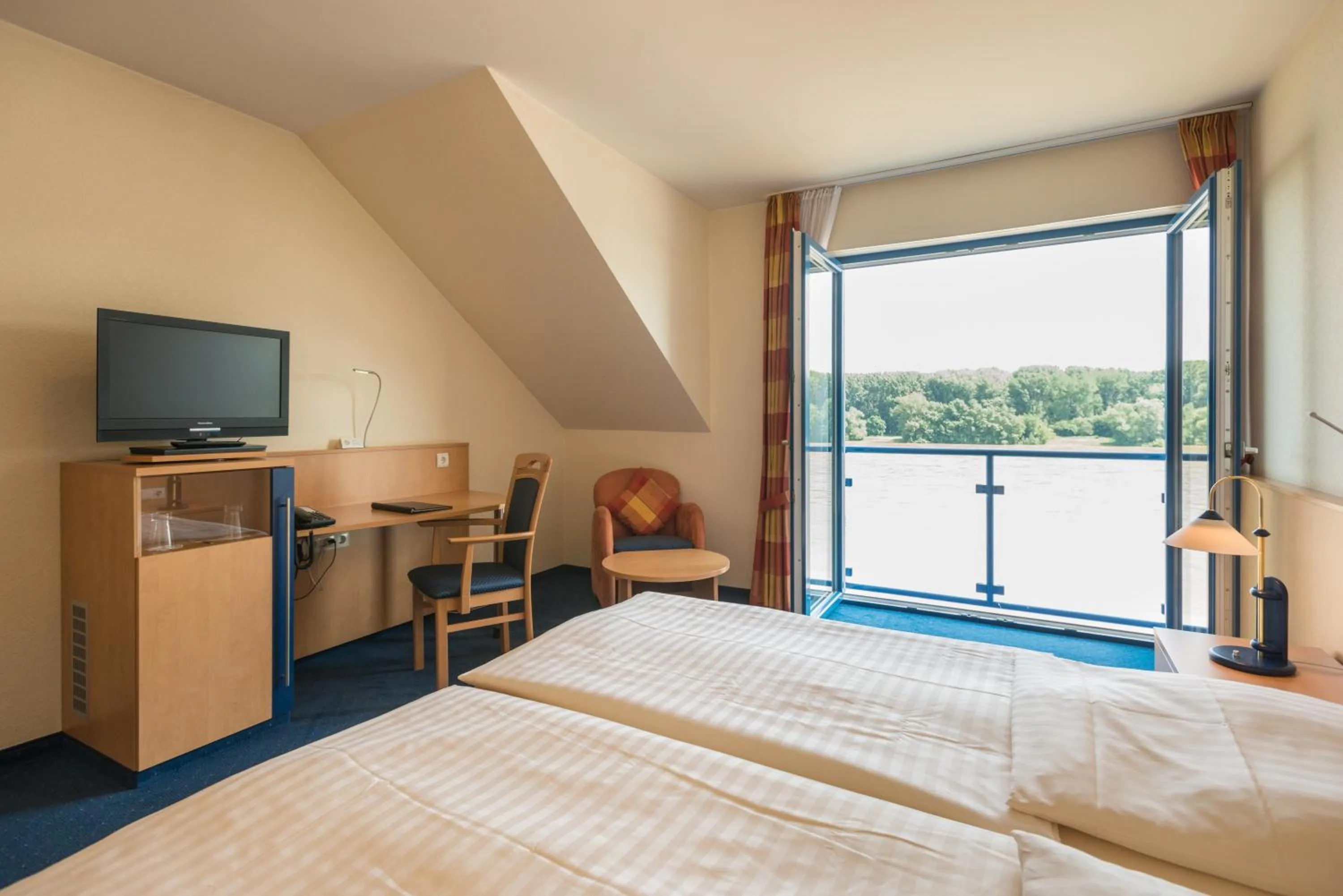 Photo of the whole room, Bed in Rheinterrassen Hotel Café Restaurant