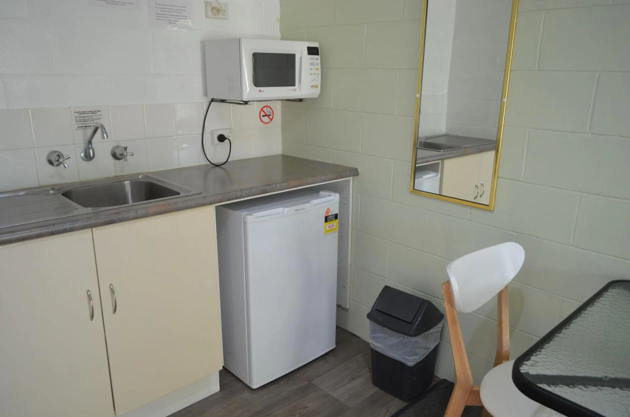 Kitchen or kitchenette in Bungalow Motel Gilgandra