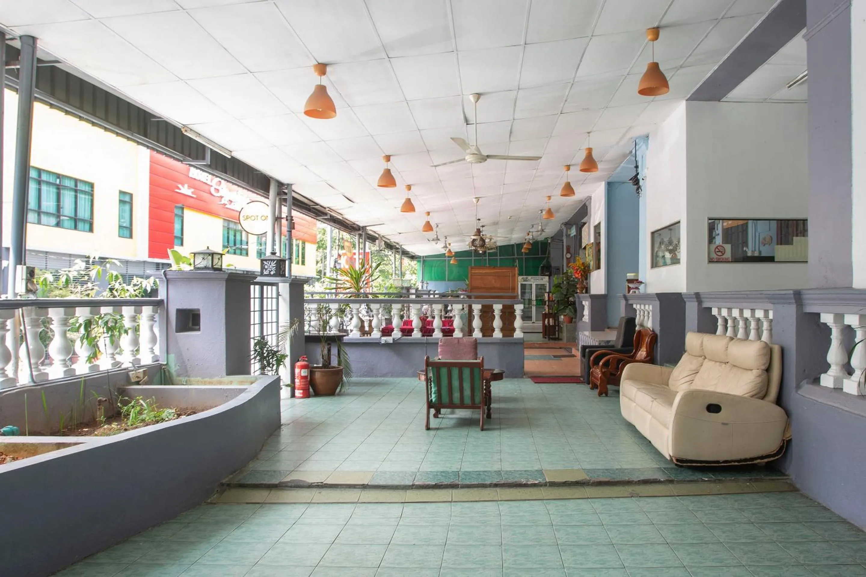 Lobby or reception in SPOT ON 90137 Casavilla Hotel Pudu