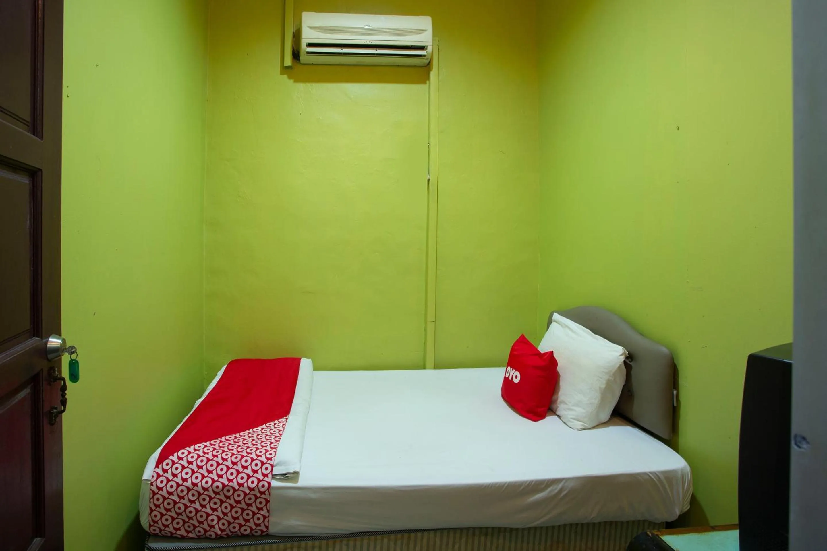 Bedroom, Bed in SPOT ON 90137 Casavilla Hotel Pudu