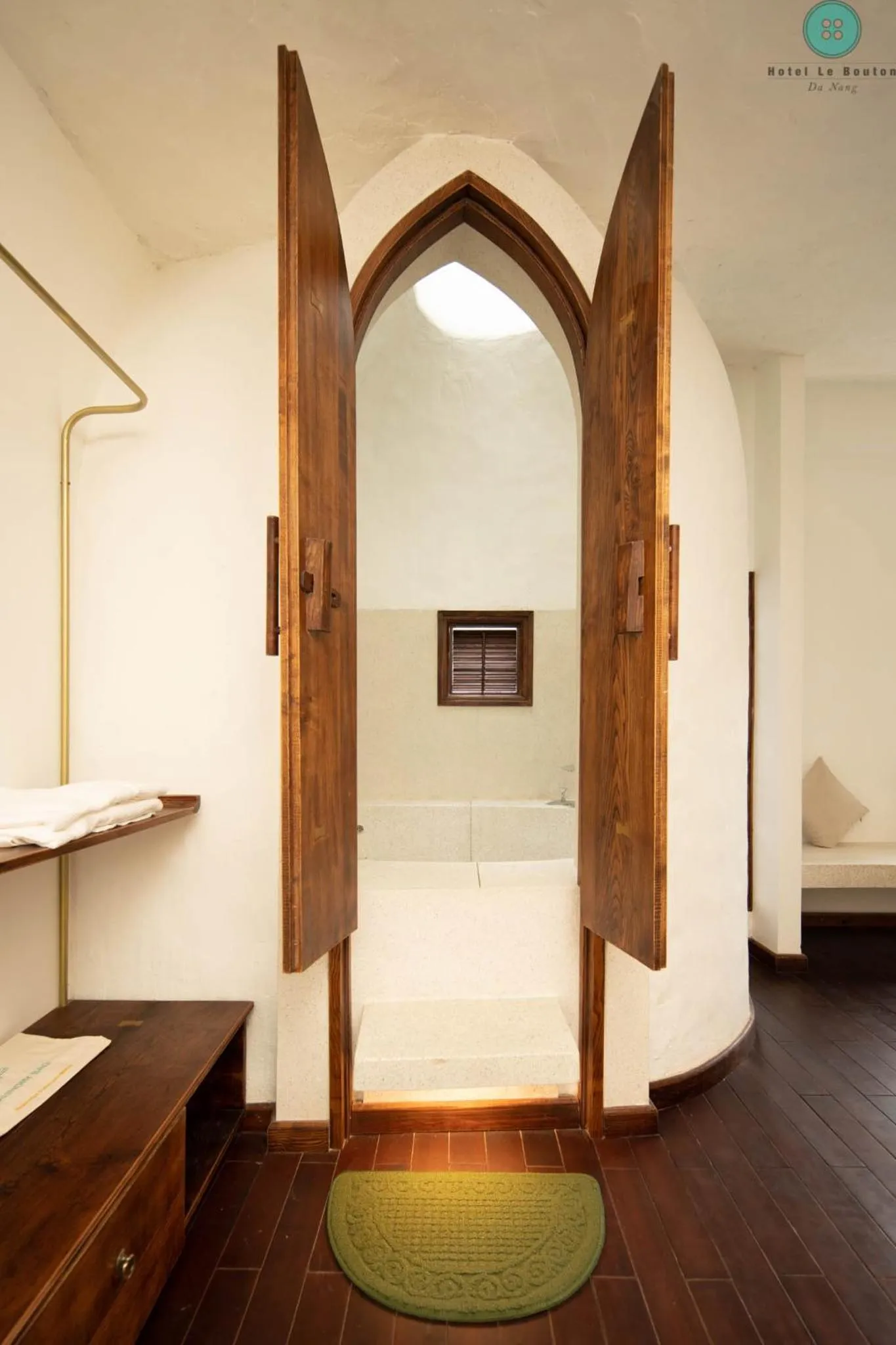 Bath, Bed in Hotel Le Bouton