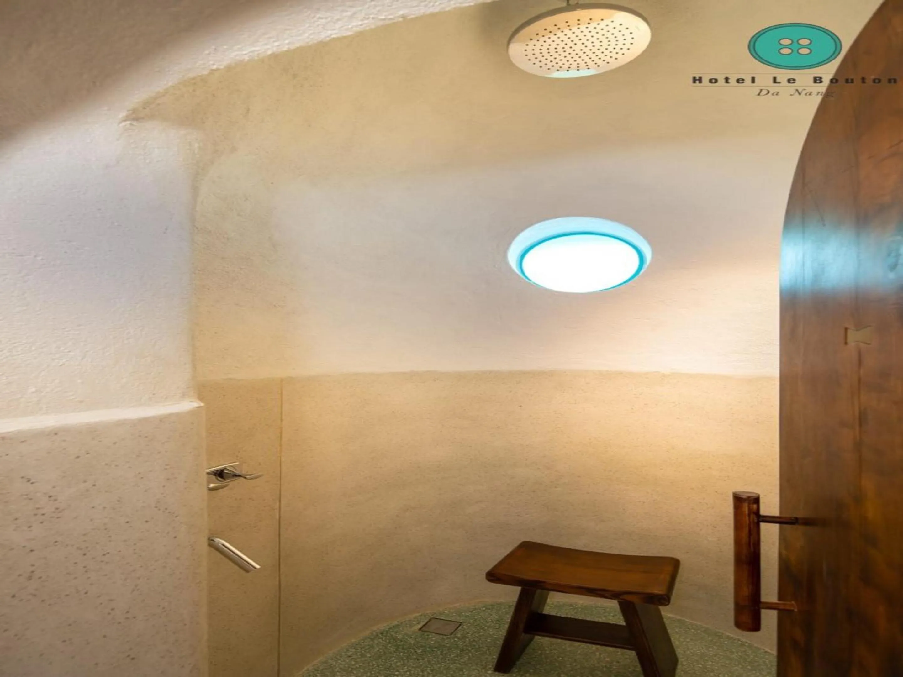 Shower in Hotel Le Bouton