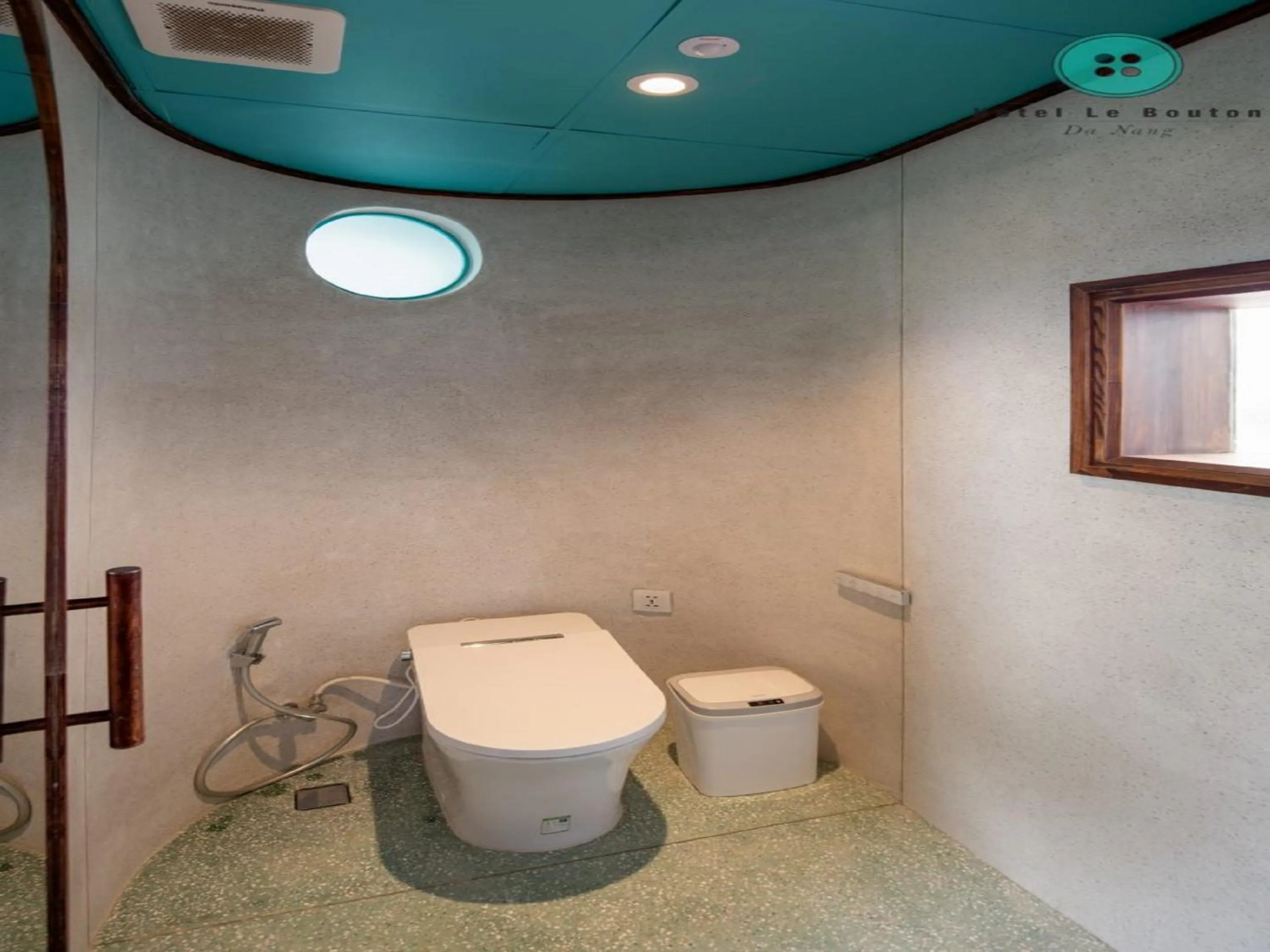 Toilet in Hotel Le Bouton