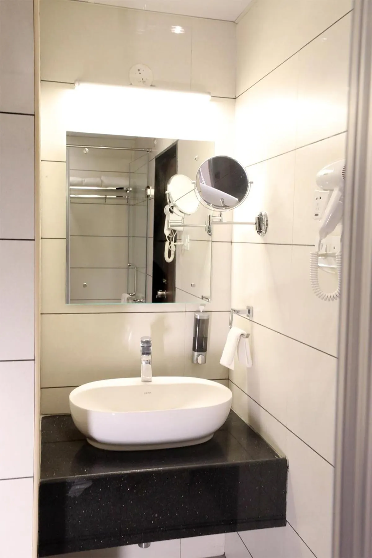 Bathroom in Hotel Foxglove International