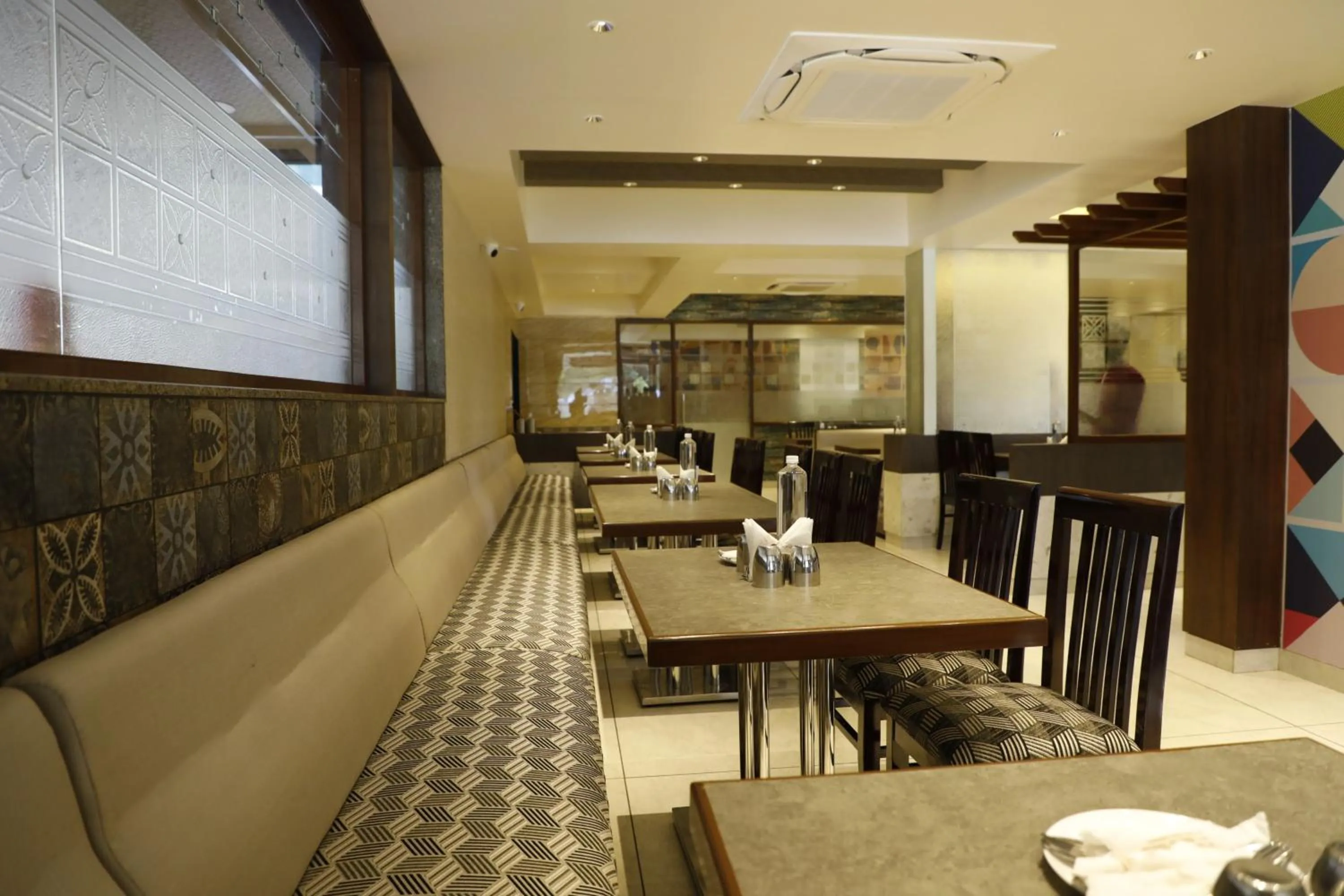 Restaurant/places to eat in Hotel Foxglove International