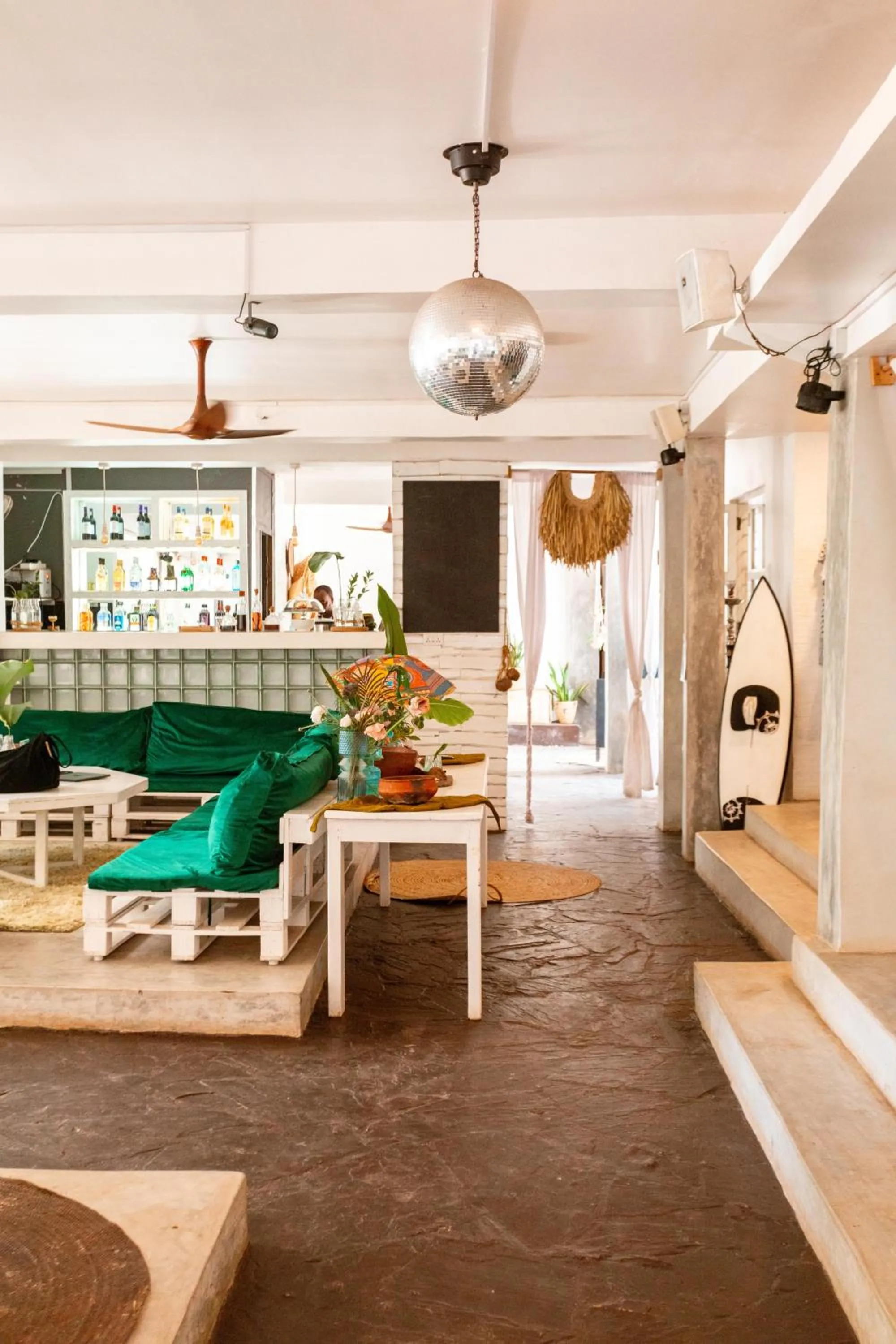 Restaurant/places to eat in B4 BOUTIQUE
