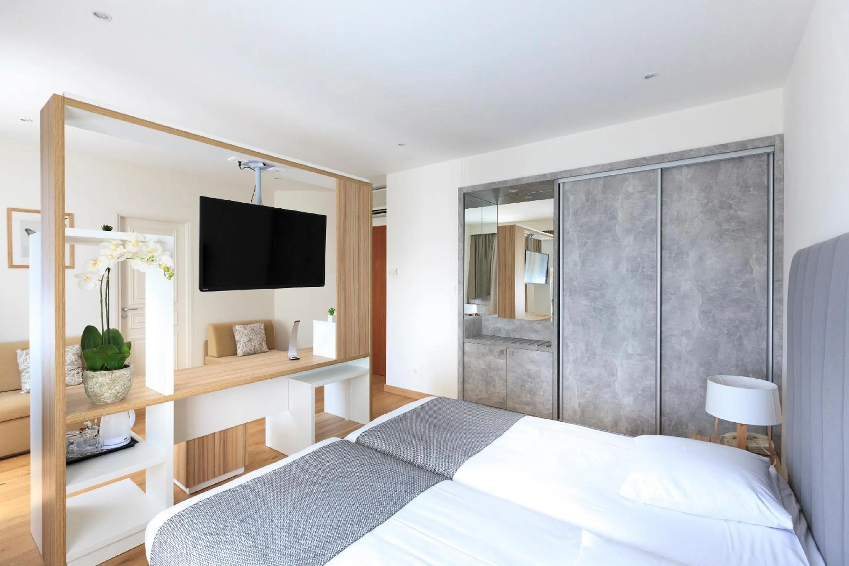 Photo of the whole room, Bed in Hotel Suisse