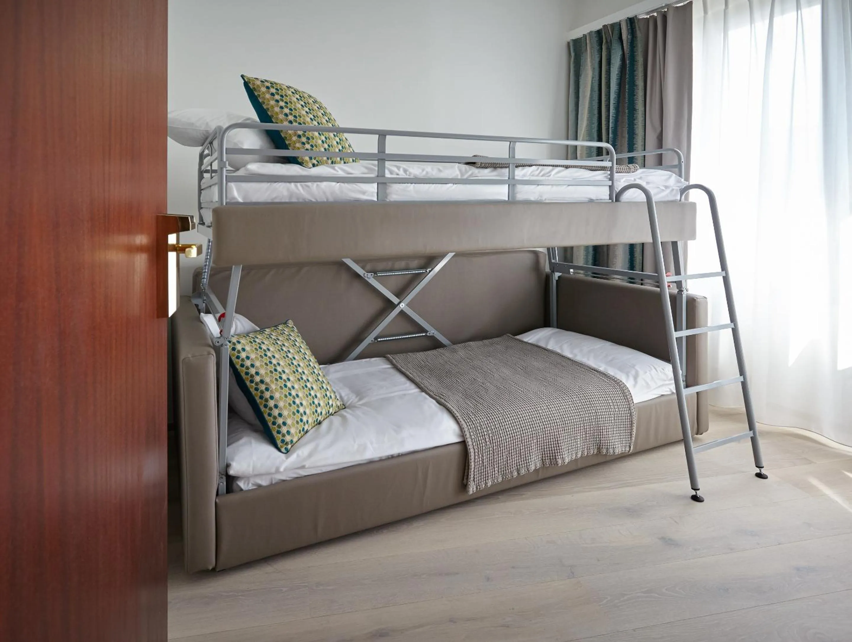 Photo of the whole room, Bed in Hotel Suisse