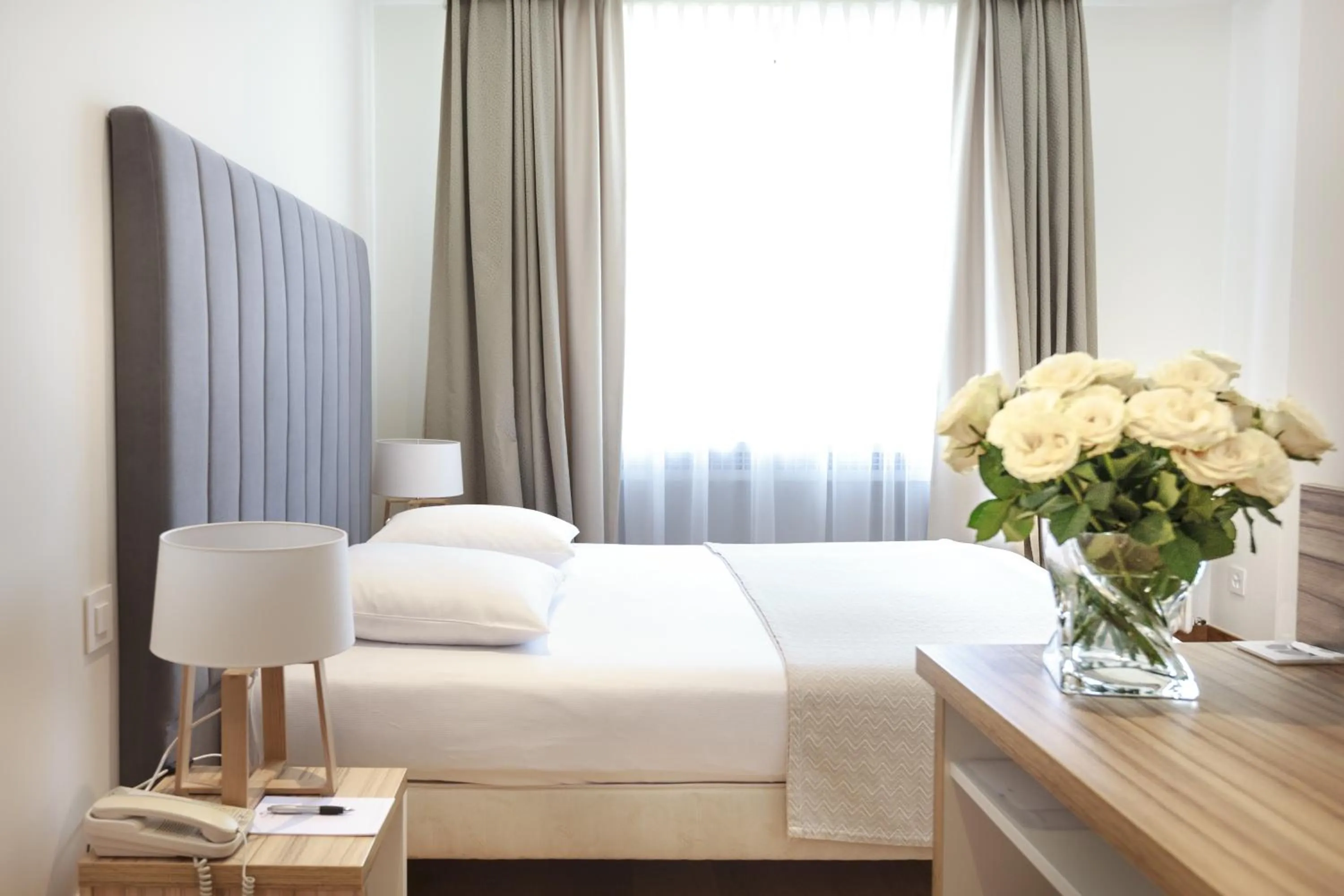 Photo of the whole room, Bed in Hotel Suisse