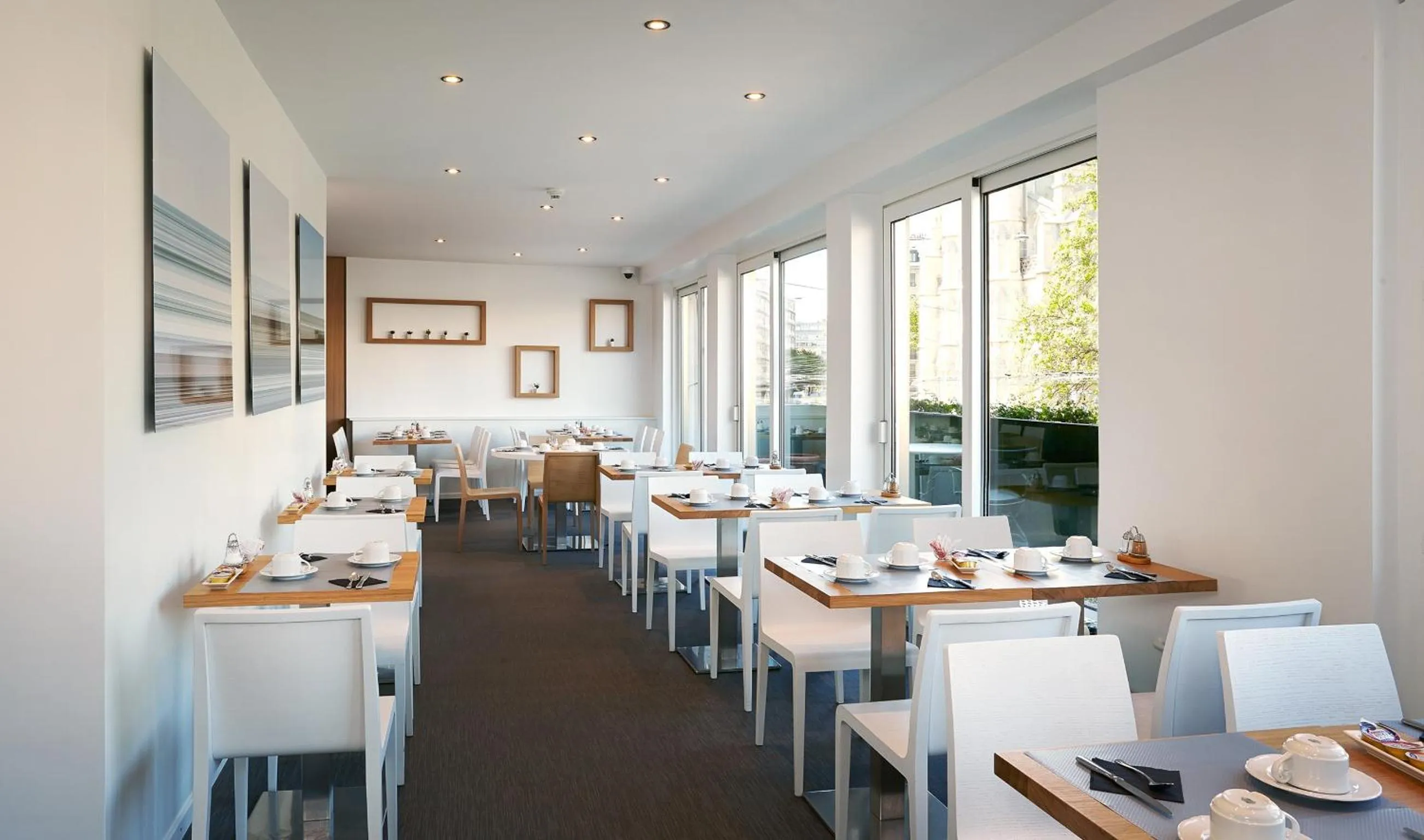 Restaurant/places to eat in Hotel Suisse