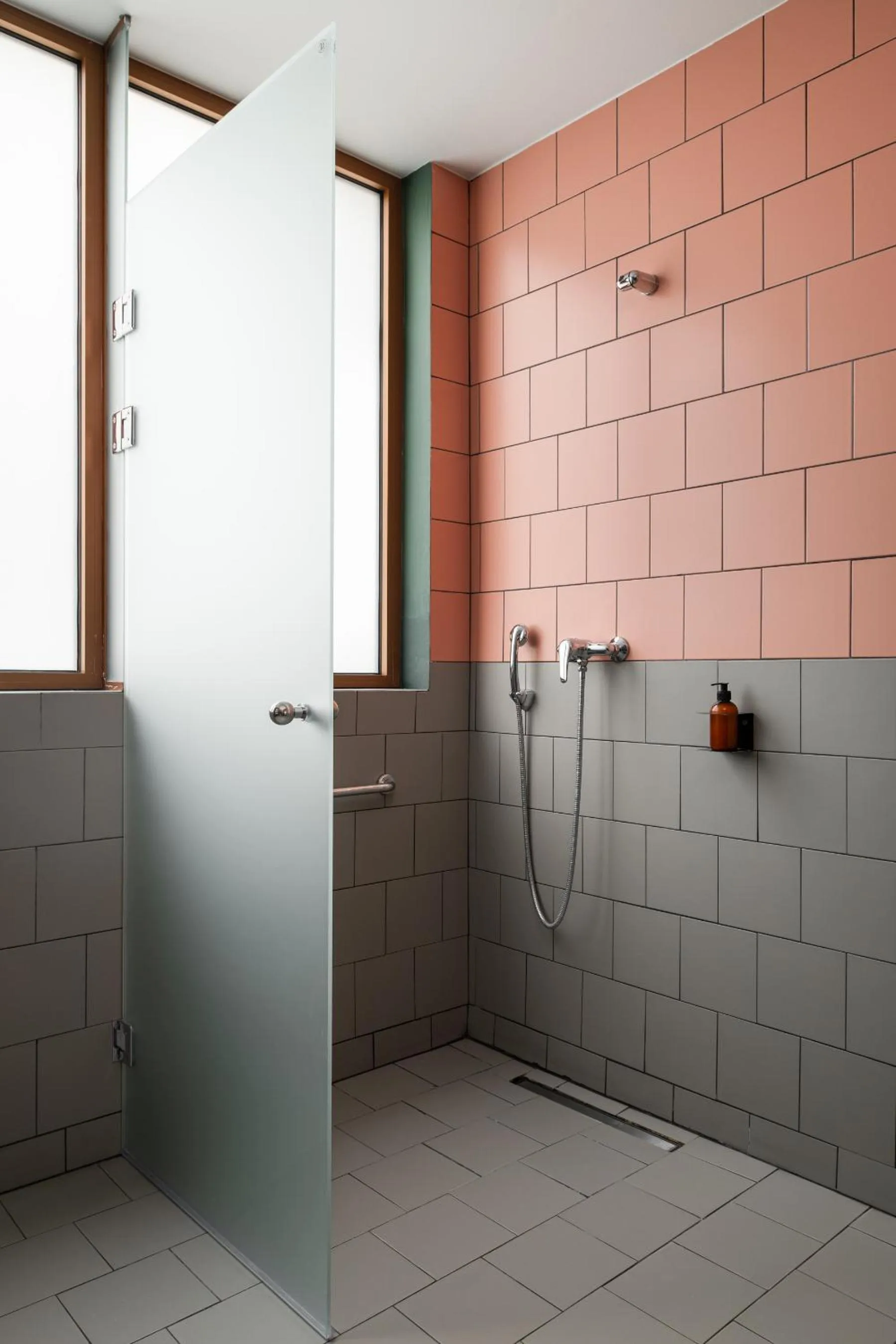 Bathroom in Zeus is Loose Hostel