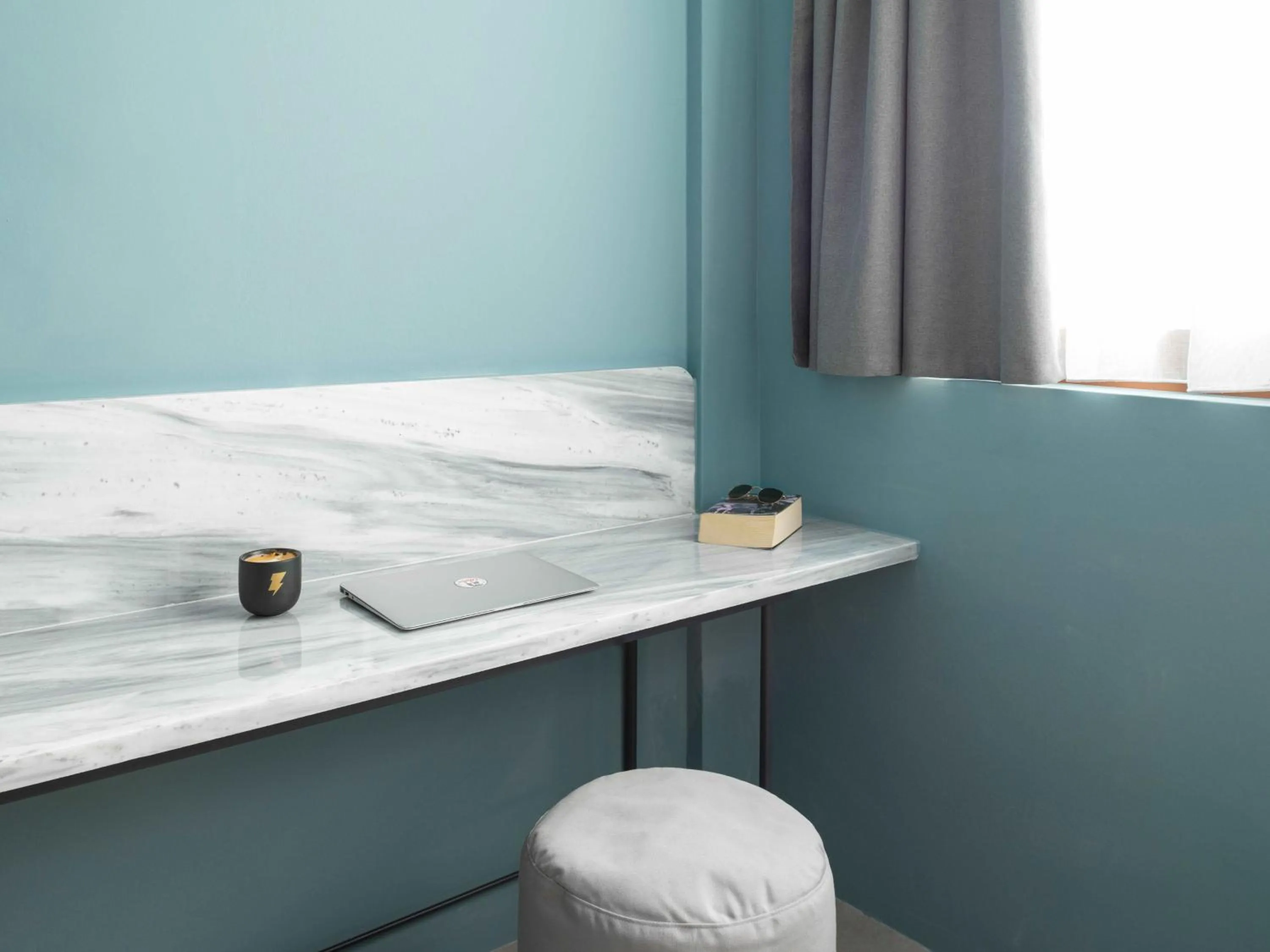 hair dresser, Bed in Zeus is Loose Hostel