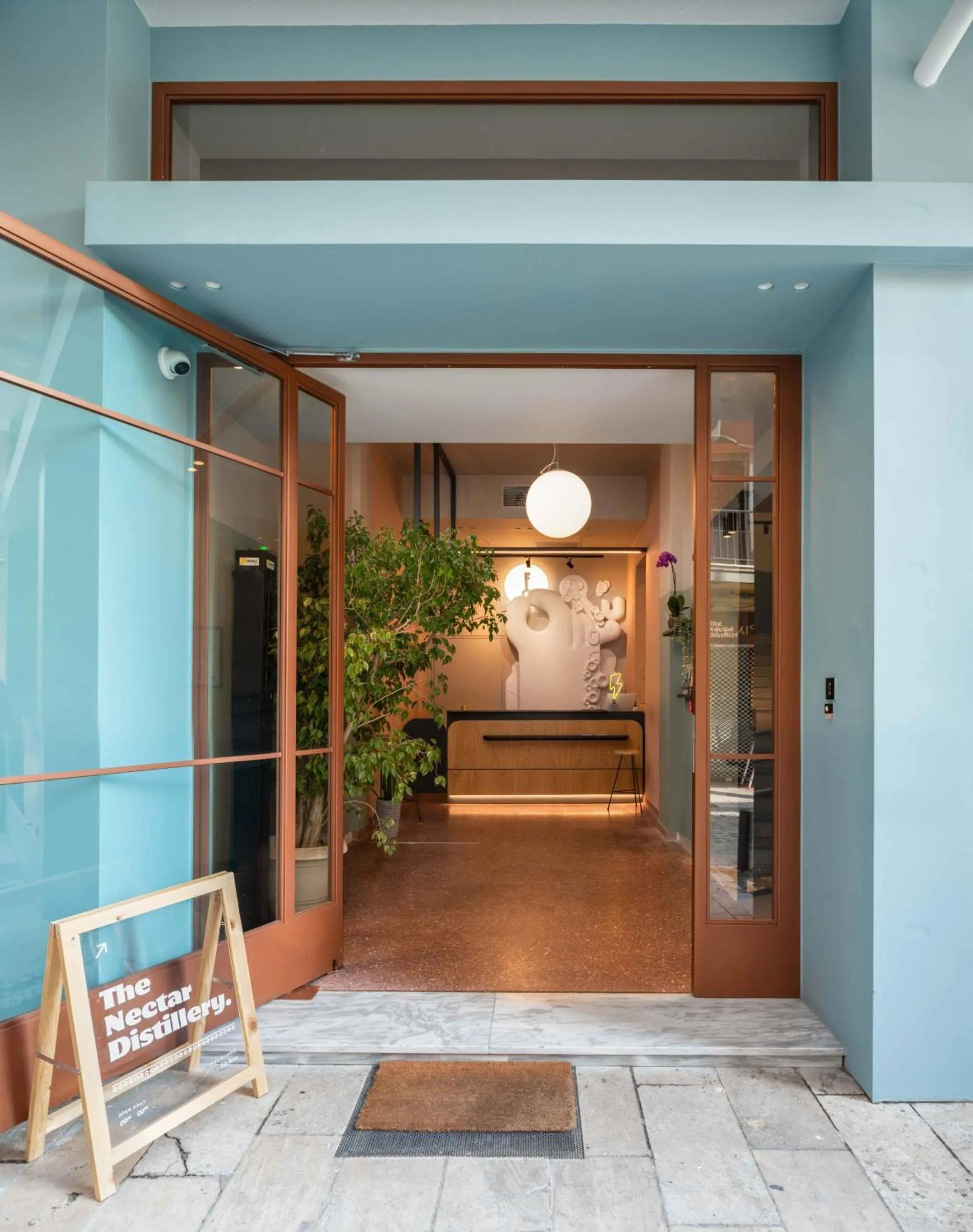 Facade/entrance in Zeus is Loose Hostel