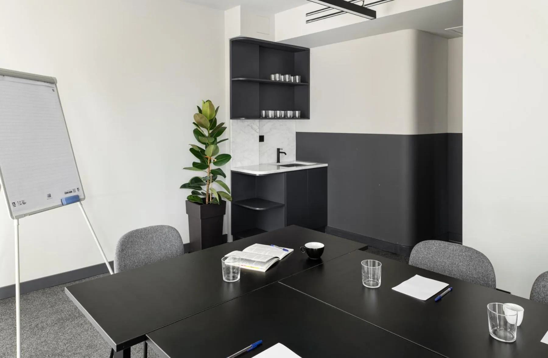 Meeting/conference room in Zeus is Loose Hostel