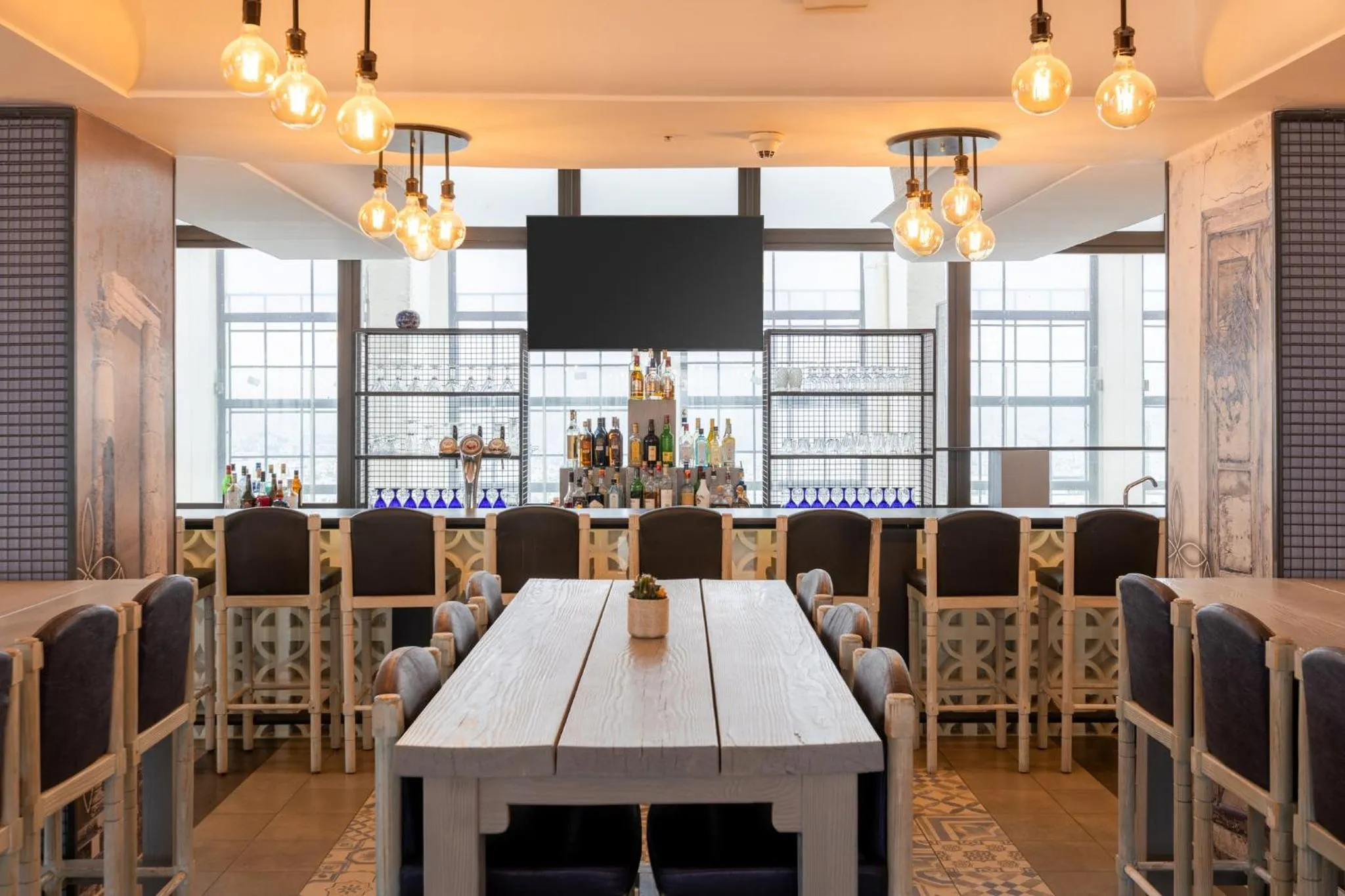 Lounge or bar in Crowne Plaza Amman by IHG