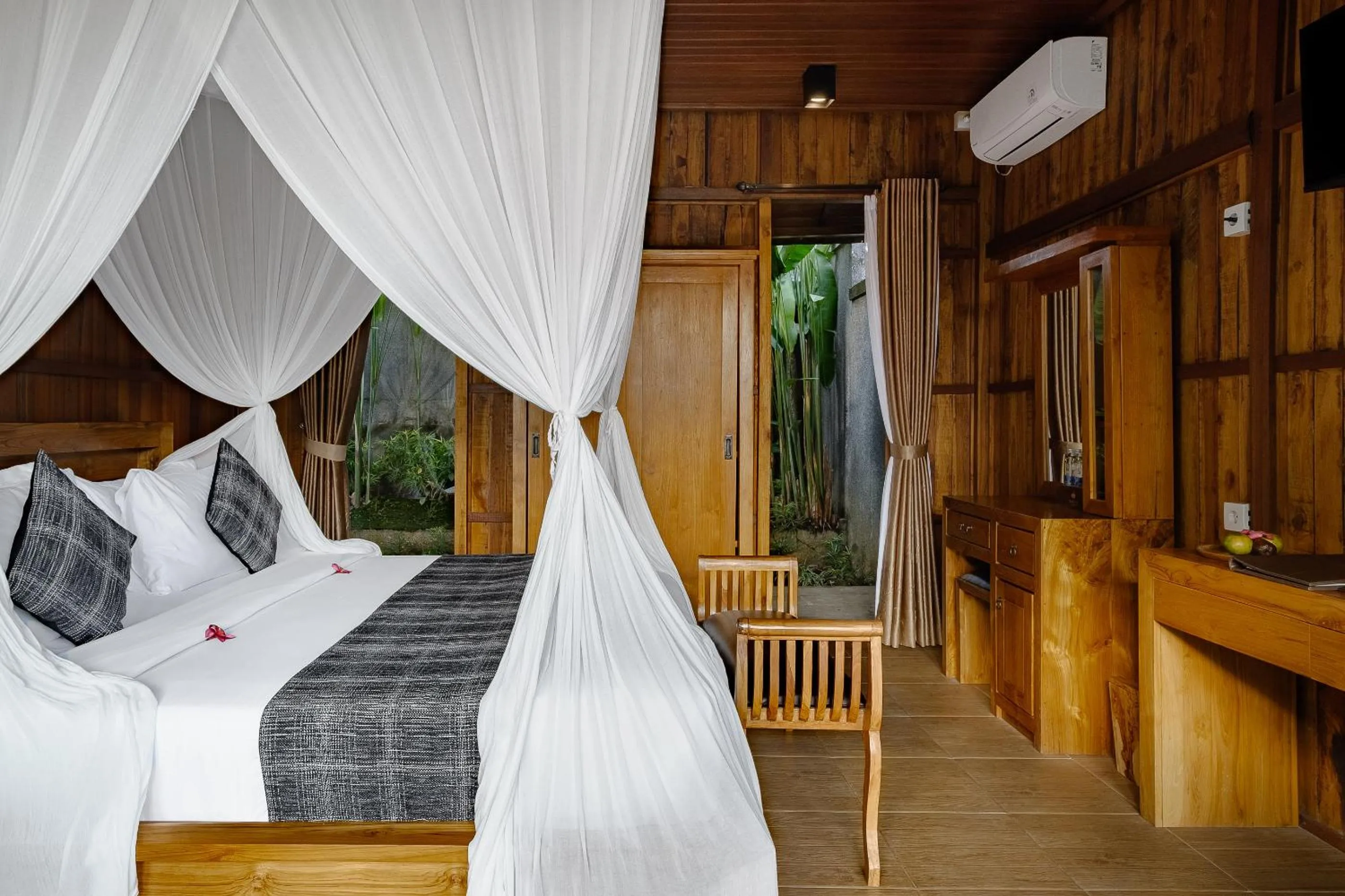 Photo of the whole room, Bed in Yanyan Resort Ubud