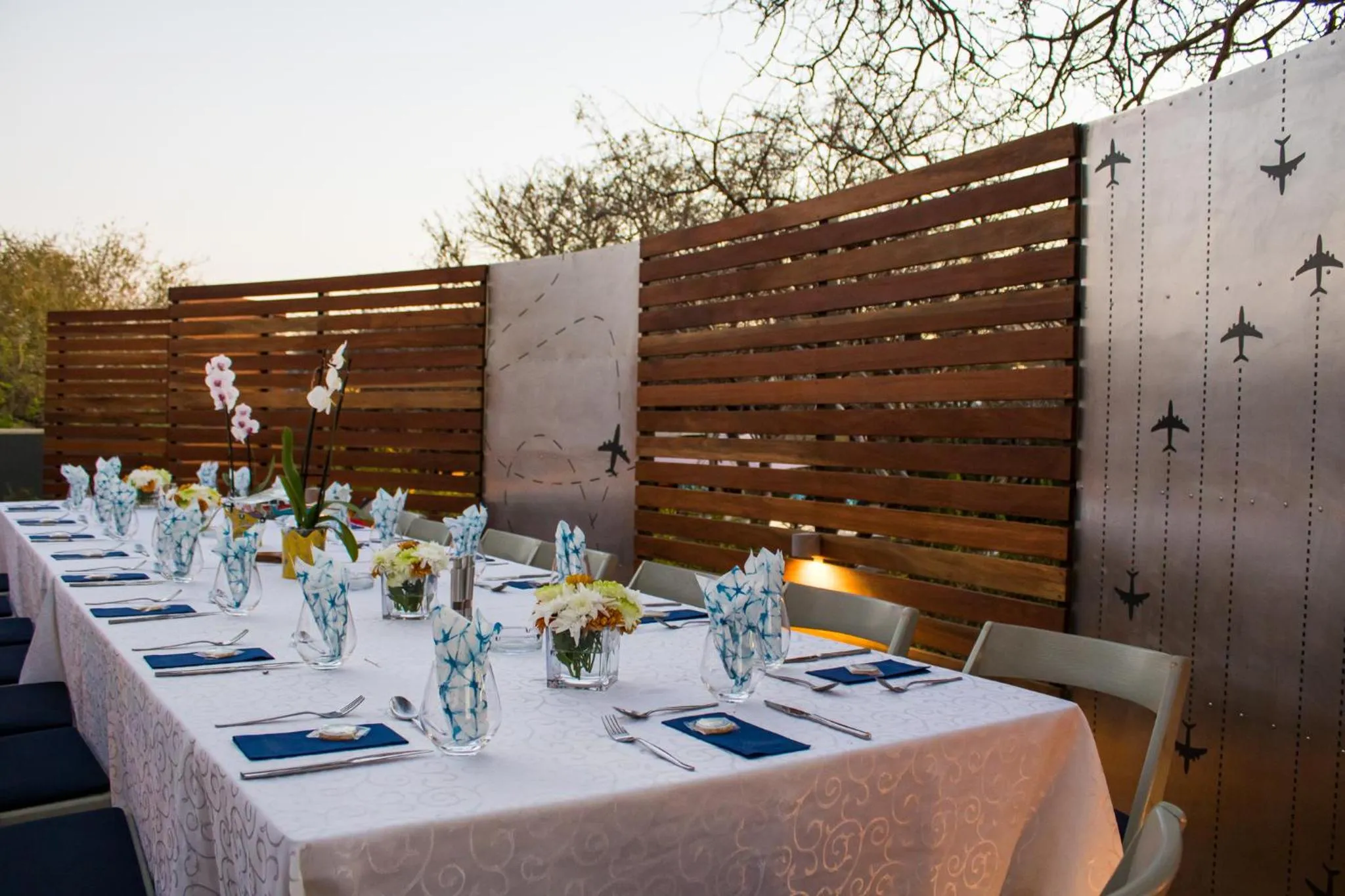 Restaurant/places to eat in Aerotel