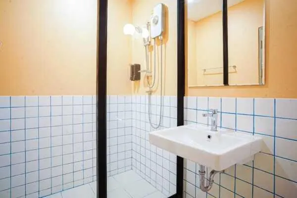 Bathroom in Collection O The Singha Chiangmai Hotel