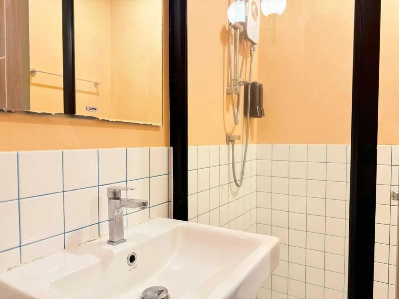 Bathroom in Collection O The Singha Chiangmai Hotel