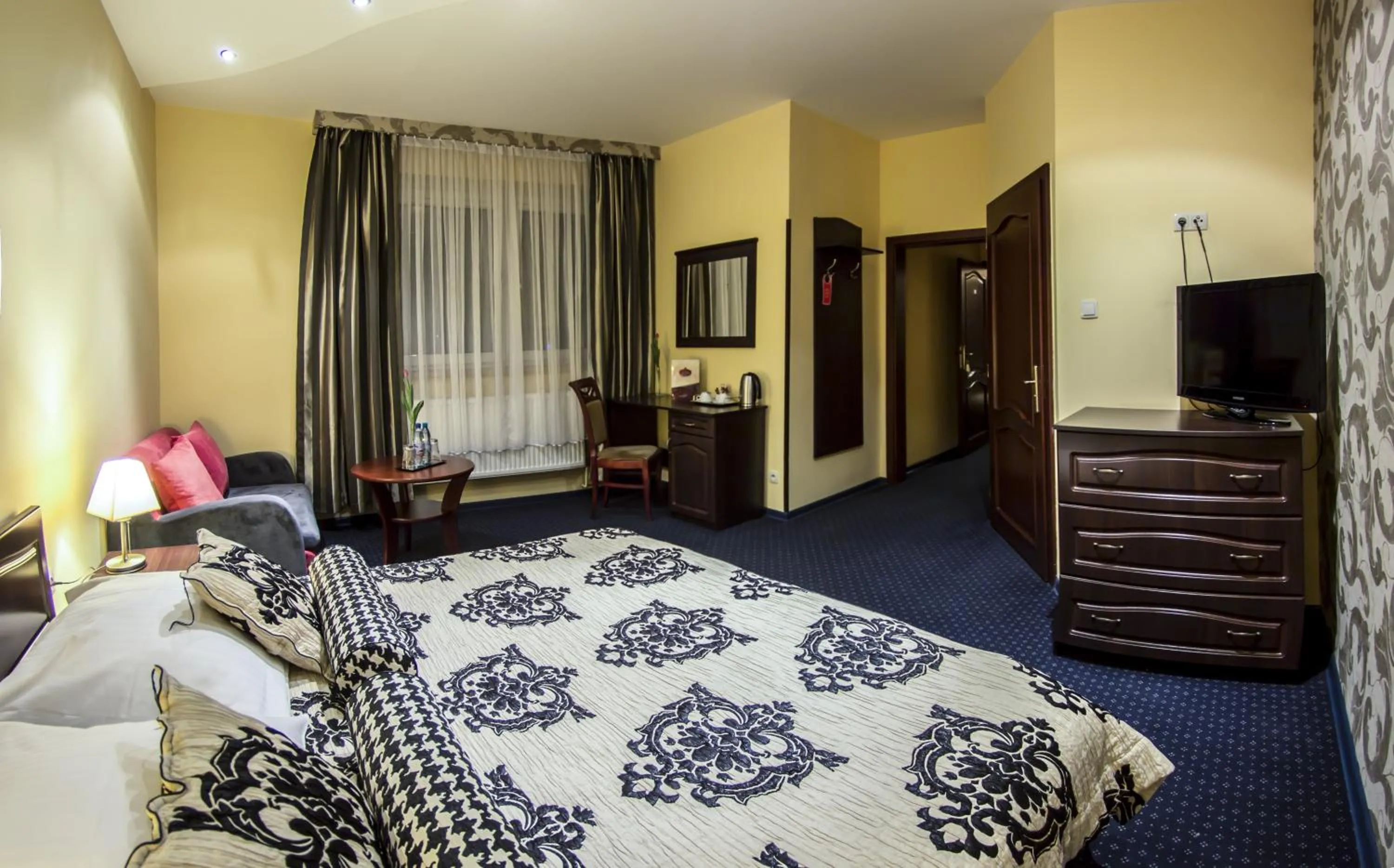 Photo of the whole room, Bed in Złote Arkady