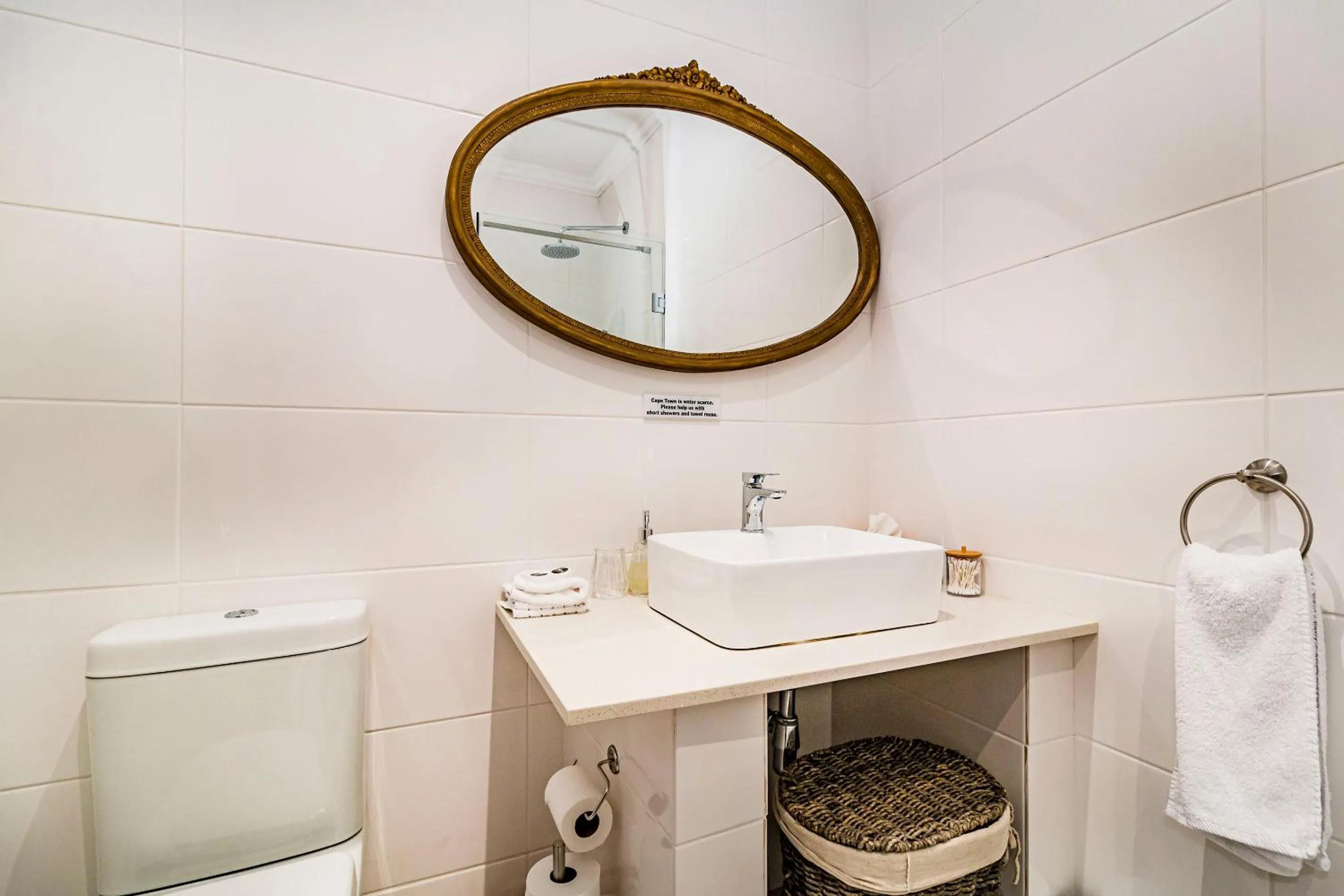 Toilet in 5 Rembrandt Guesthouse