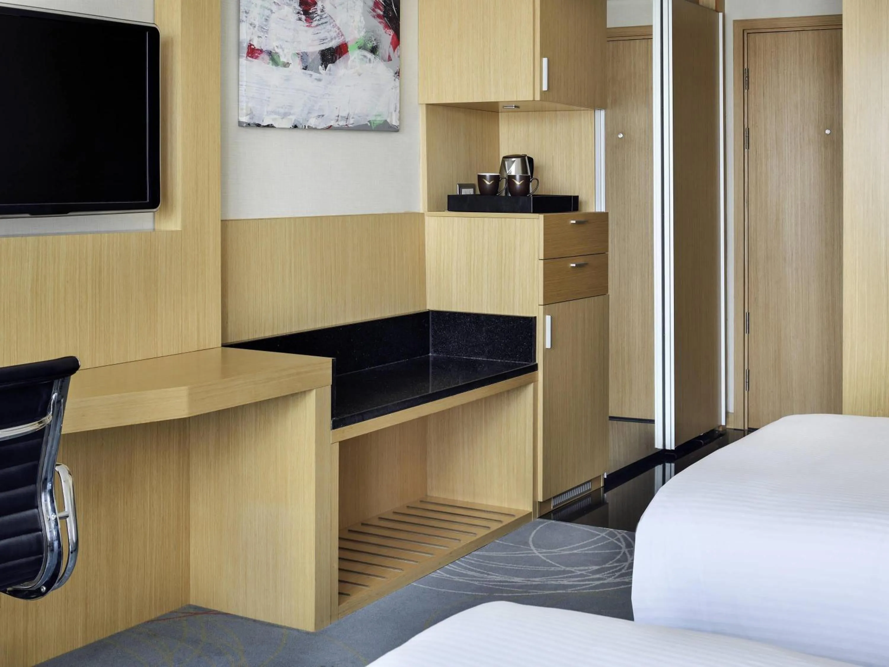 Bedroom, Bed in Mövenpick Hotel Amman