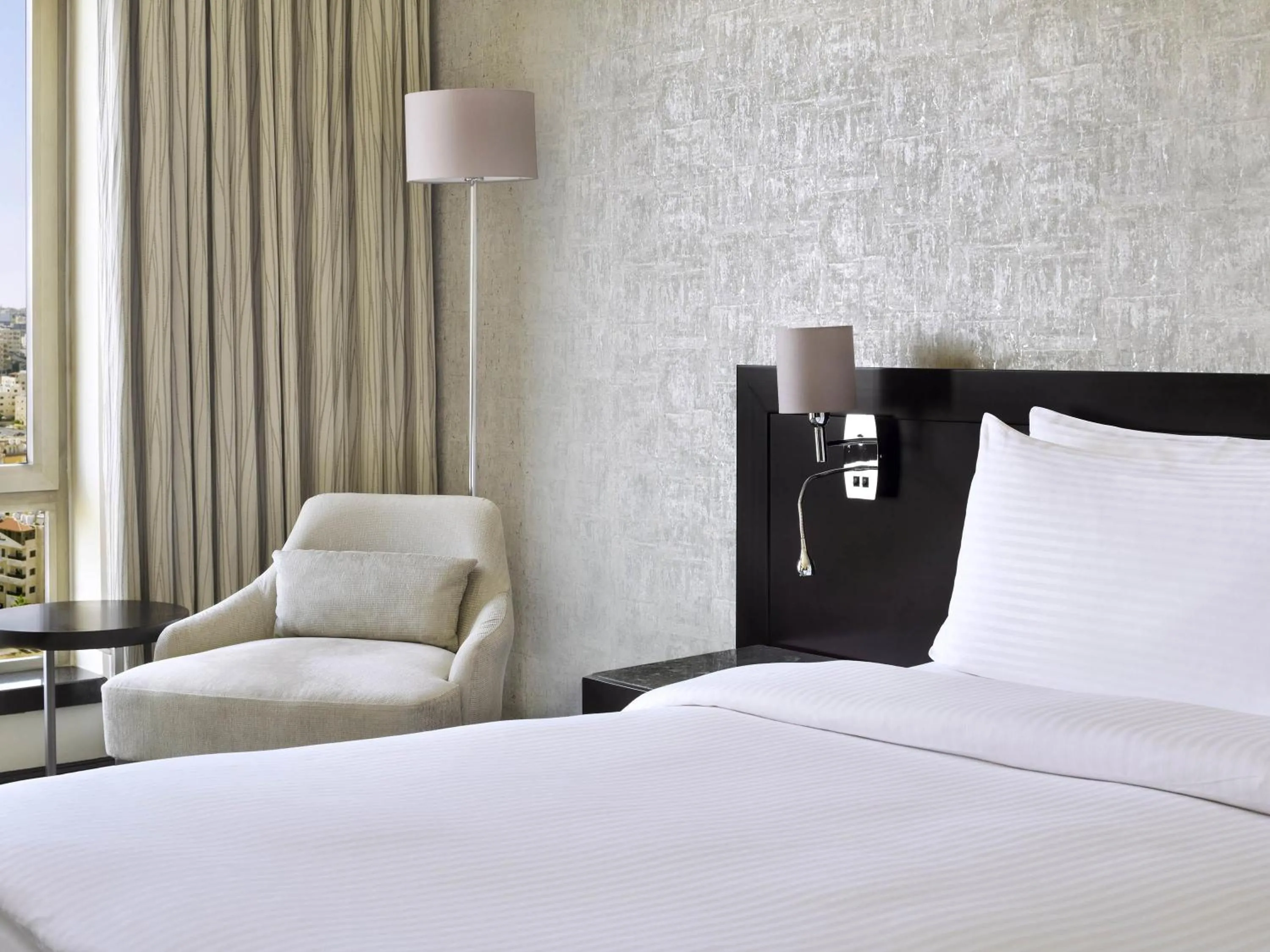 Bedroom, Bed in Mövenpick Hotel Amman