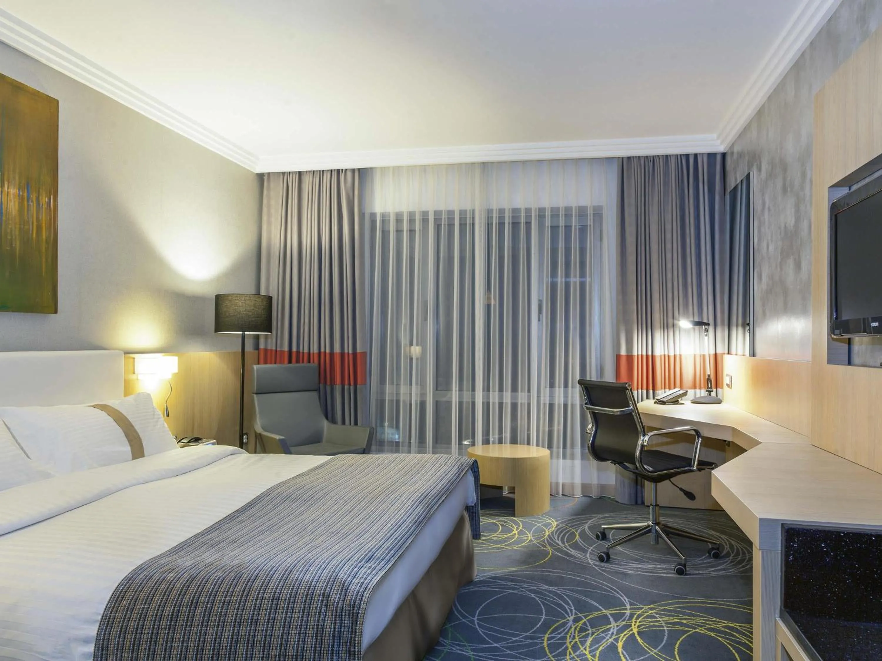 Bedroom, Bed in Mövenpick Hotel Amman