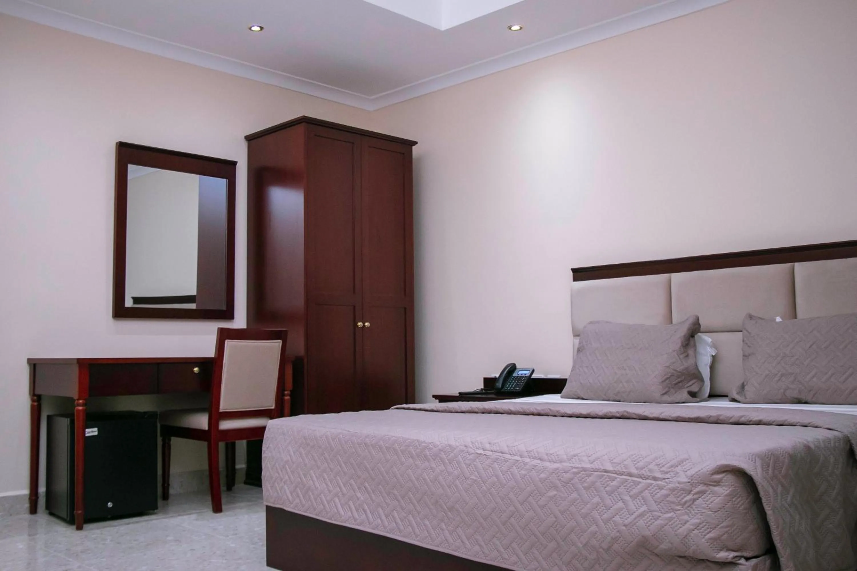 Bedroom, Bed in Monarch Hotel