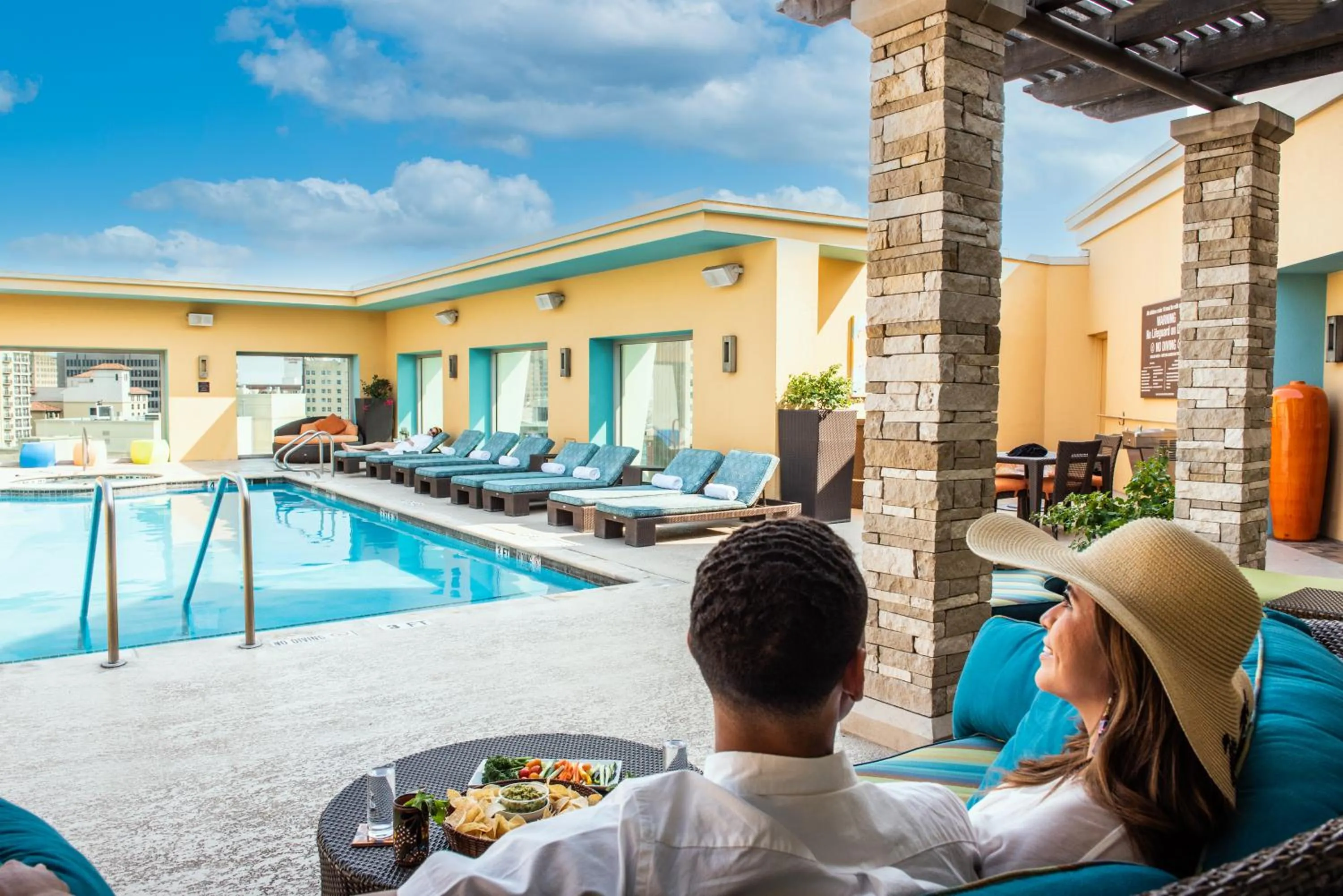 Swimming pool in Hotel Contessa - Suites on the Riverwalk