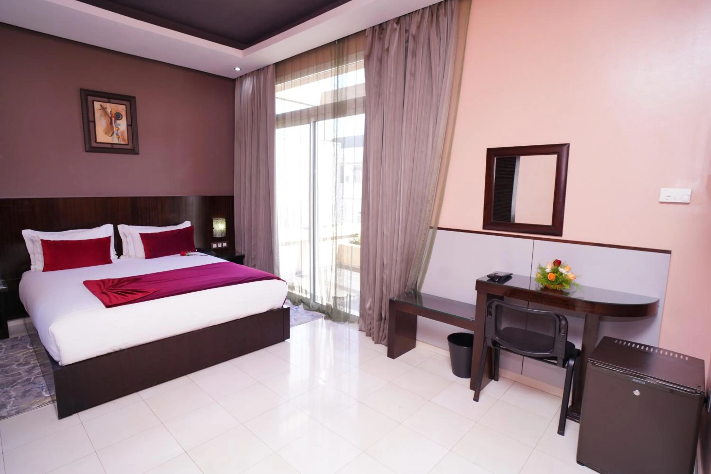 Bedroom, Bed in Hotel La Capitale