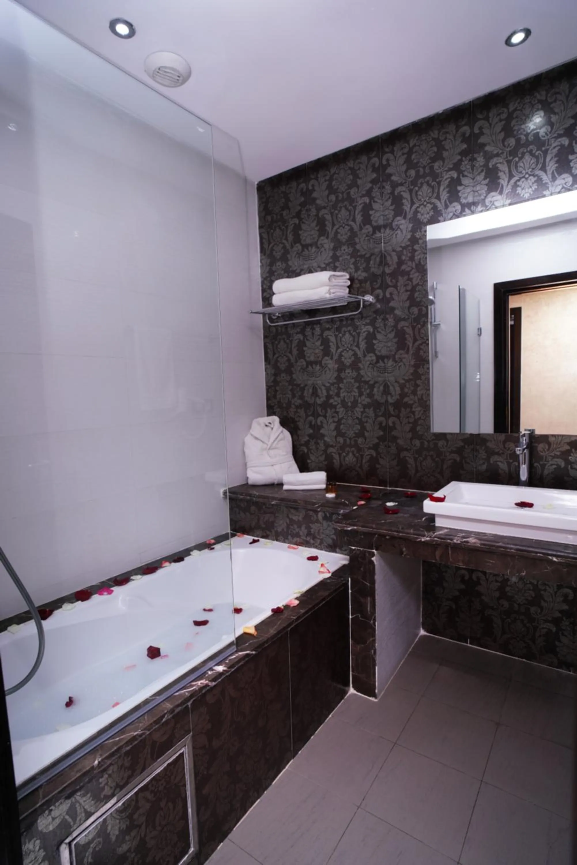 Bathroom, Bed in Hotel La Capitale