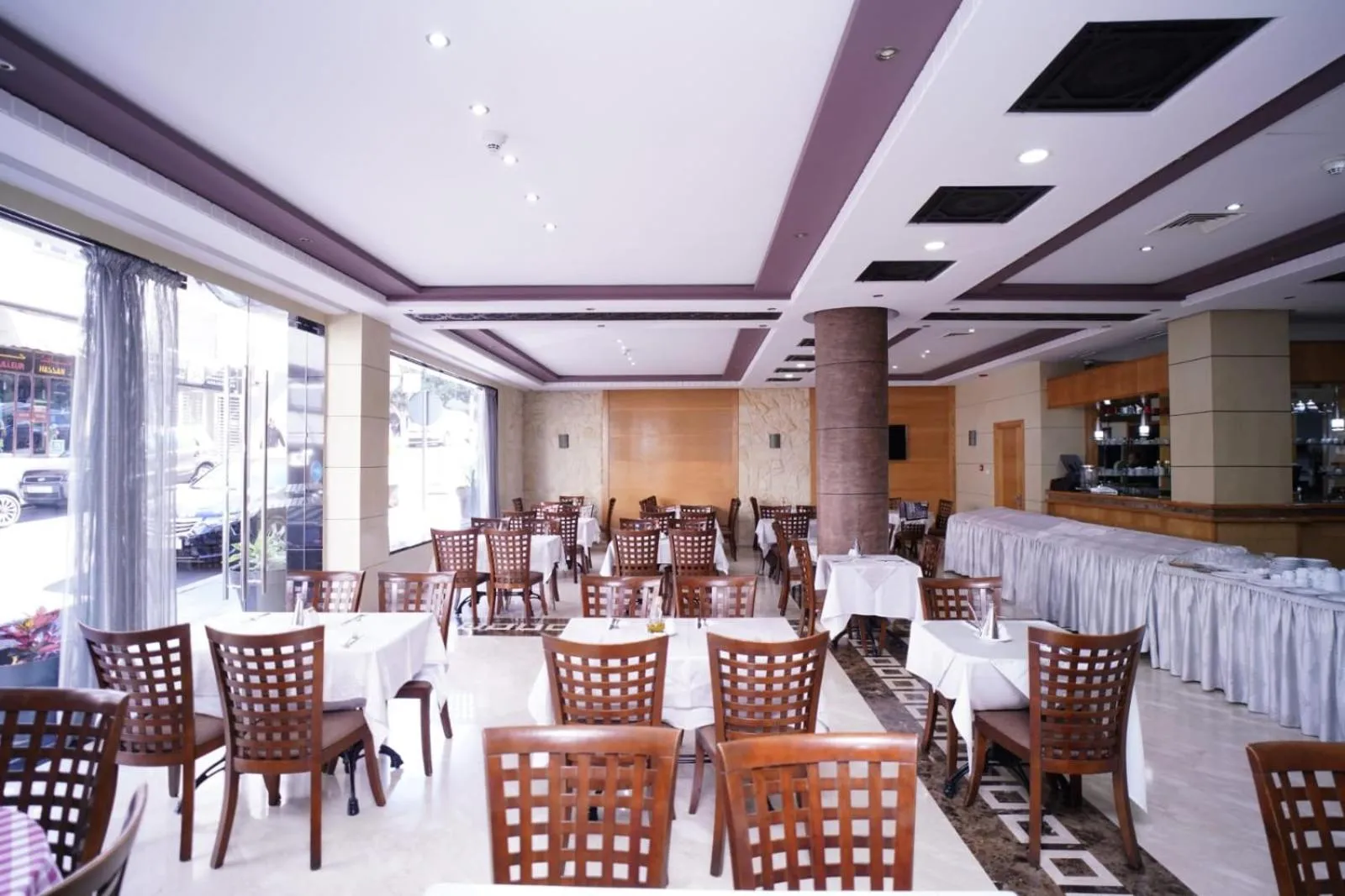 Restaurant/places to eat in Hotel La Capitale