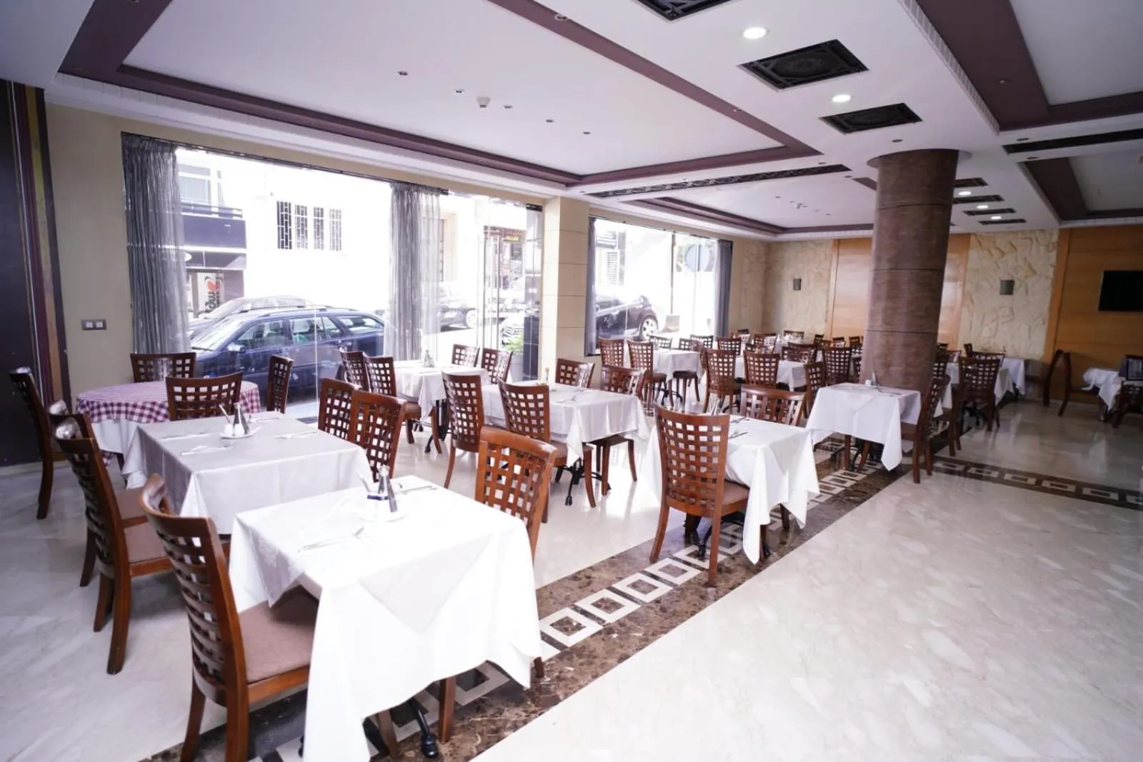 Restaurant/places to eat in Hotel La Capitale