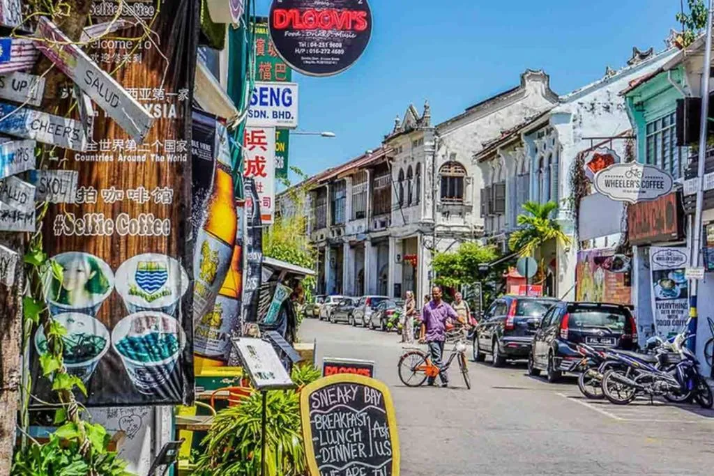 Restaurant/places to eat in EEs Whale House - Homestay 3 min walk to beach