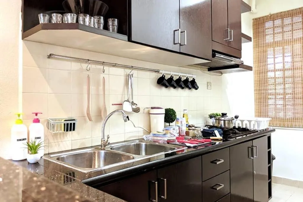 Kitchen or kitchenette in EEs Whale House - Homestay 3 min walk to beach