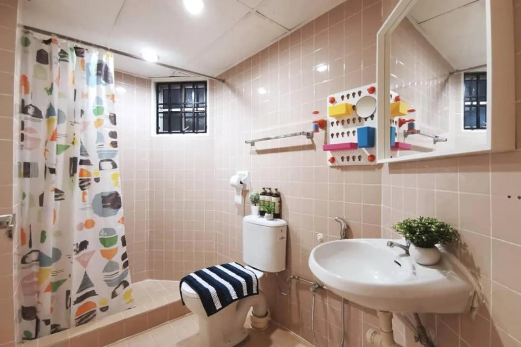 Bathroom in EEs Whale House - Homestay 3 min walk to beach