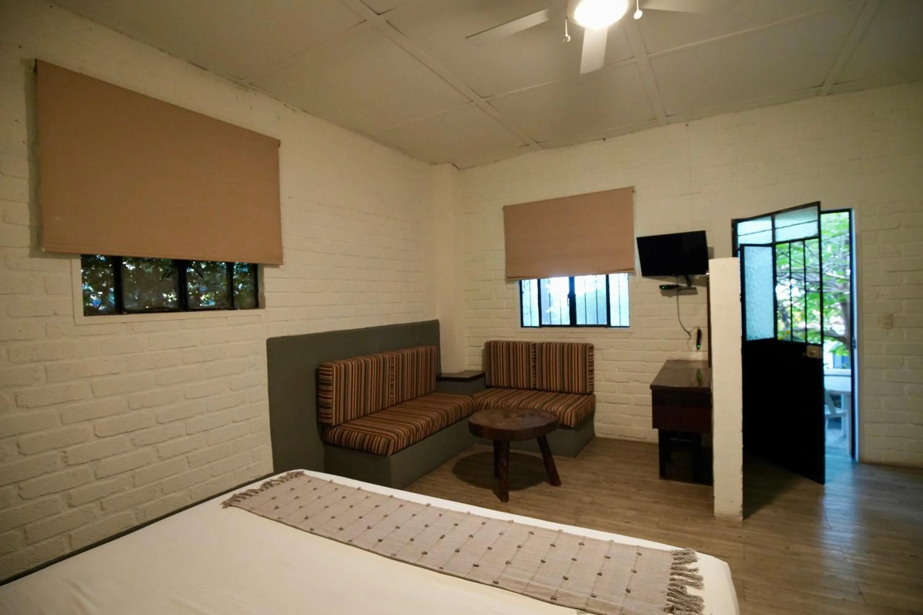 Seating area, Bed in Mama Chuy Hotel & Villas Ajijic