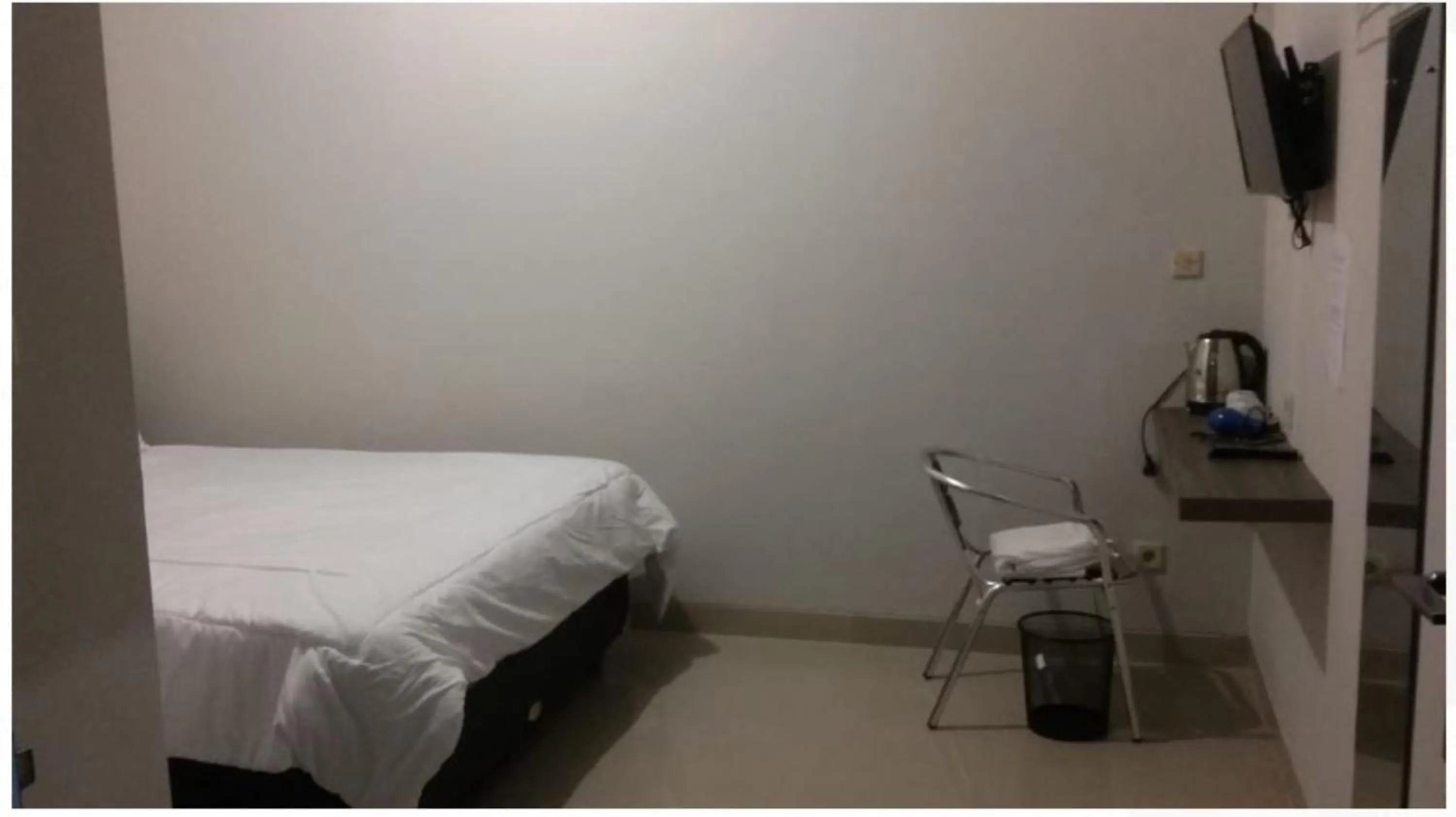 Bedroom, Bed in Siwalankerto F7