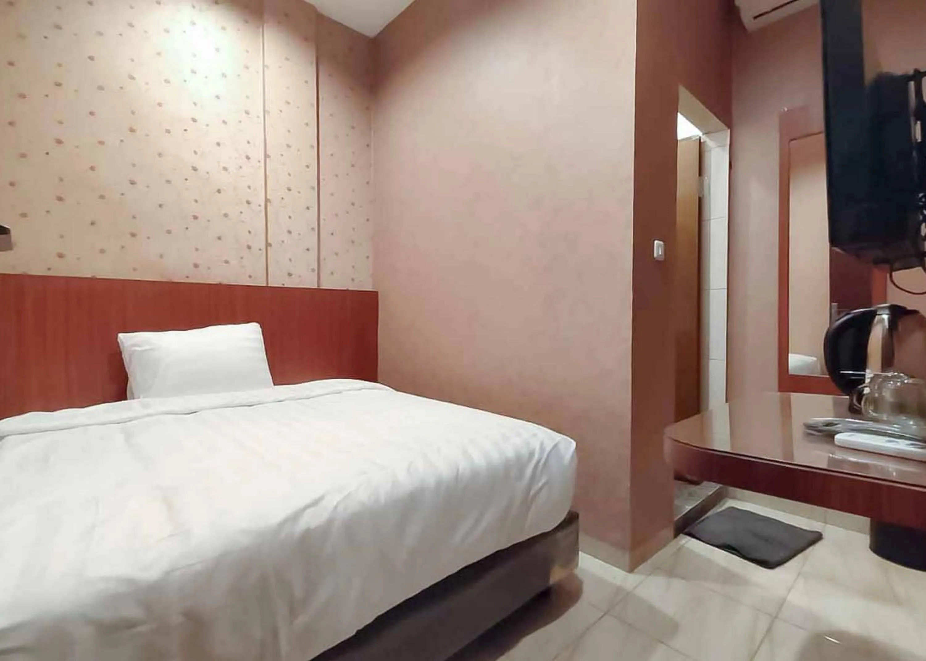 Bed in RedDoorz Plus @ Jalan Letda Sujono Medan 2