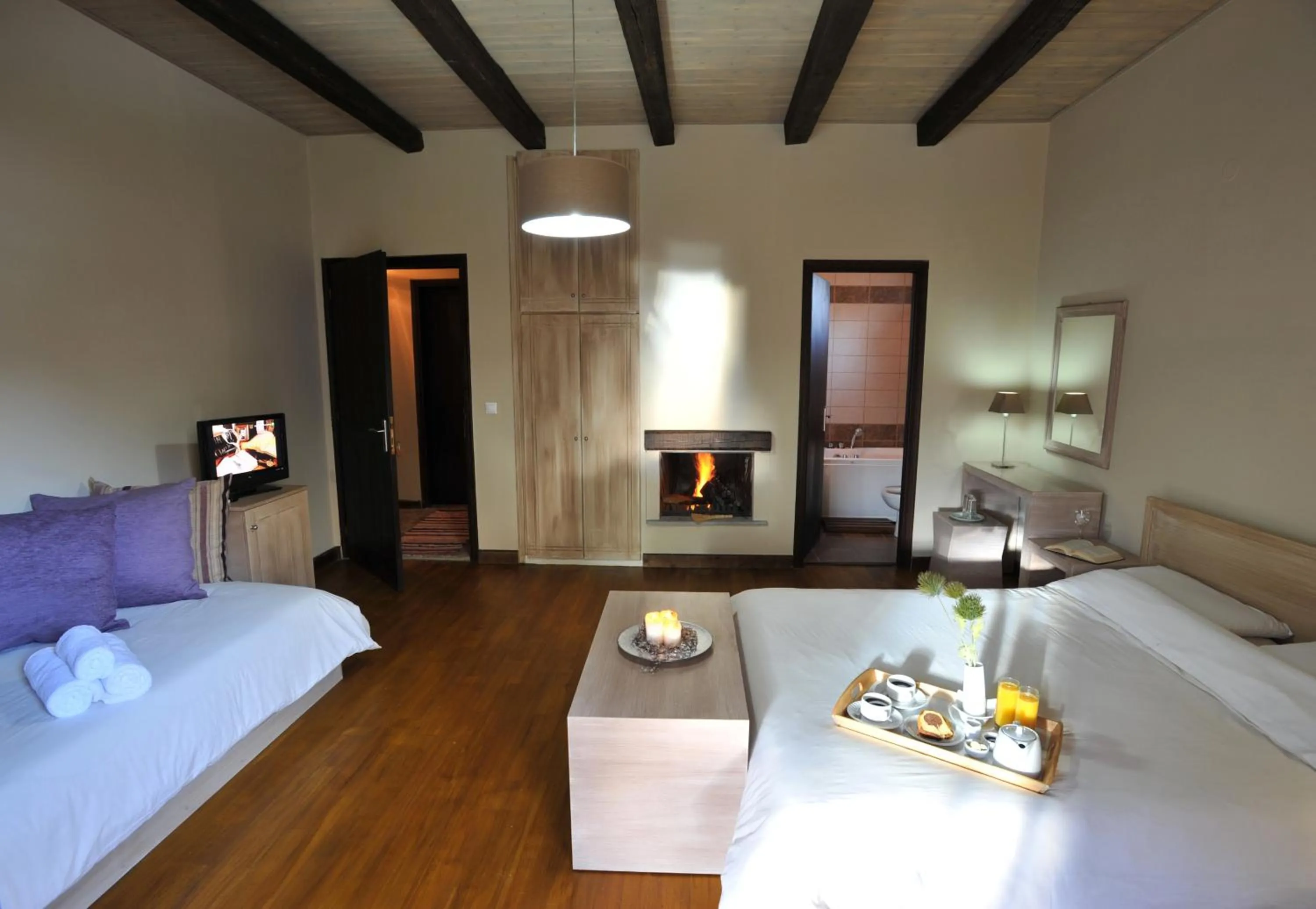 Bed in Κonitsa Gefyri hotel